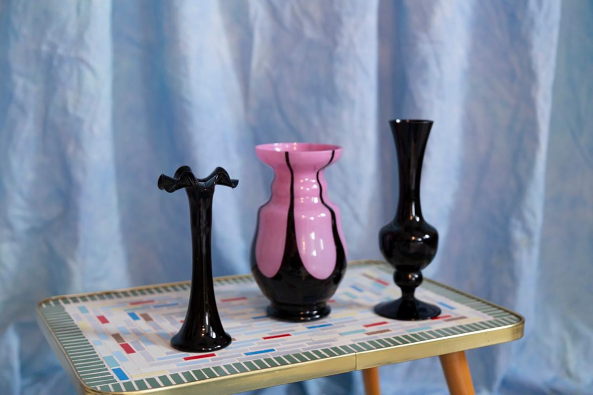 Vase noir et rose de forme organique étonnante. 
Produit dans les années 1960, en Italie. Verre en état d'origine. 
Le vase semble avoir été sorti de sa boîte.
Un défaut sur le fond - comme sur les photos.

La surface extérieure en relief,