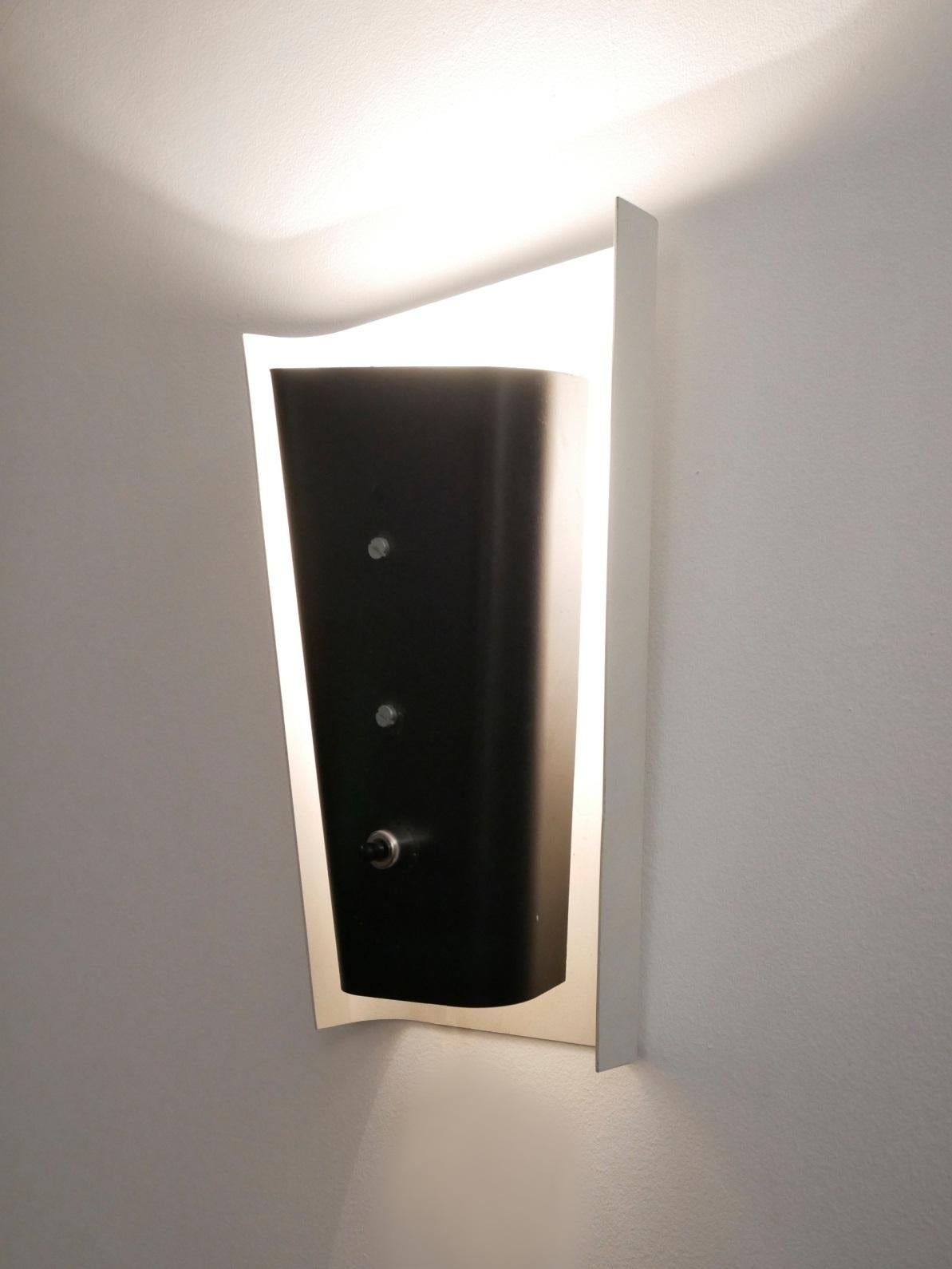 Midcentury Black and White Metal Sconce, 1950s im Zustand „Gut“ im Angebot in Brussels, Ixelles