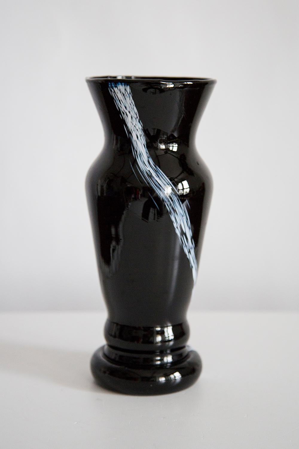 Schwarz-weiße Vase in erstaunlich organischer Form. 
Produziert in den 1960er Jahren. Glas in perfektem Zustand. 
Die Vase sieht aus, als wäre sie gerade erst aus der Schachtel genommen worden.

Keine Zacken, Defekte, etc.etc. Die äußere Oberfläche