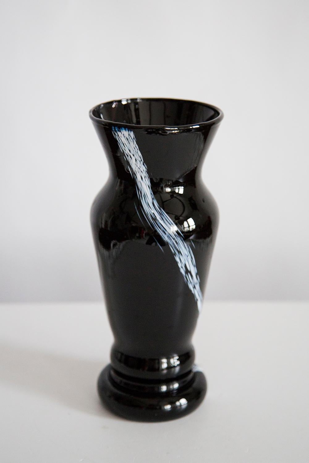 Schwarze und weiße Murano-Vase aus der Jahrhundertmitte, Europa, 1960er Jahre (Moderne der Mitte des Jahrhunderts) im Angebot