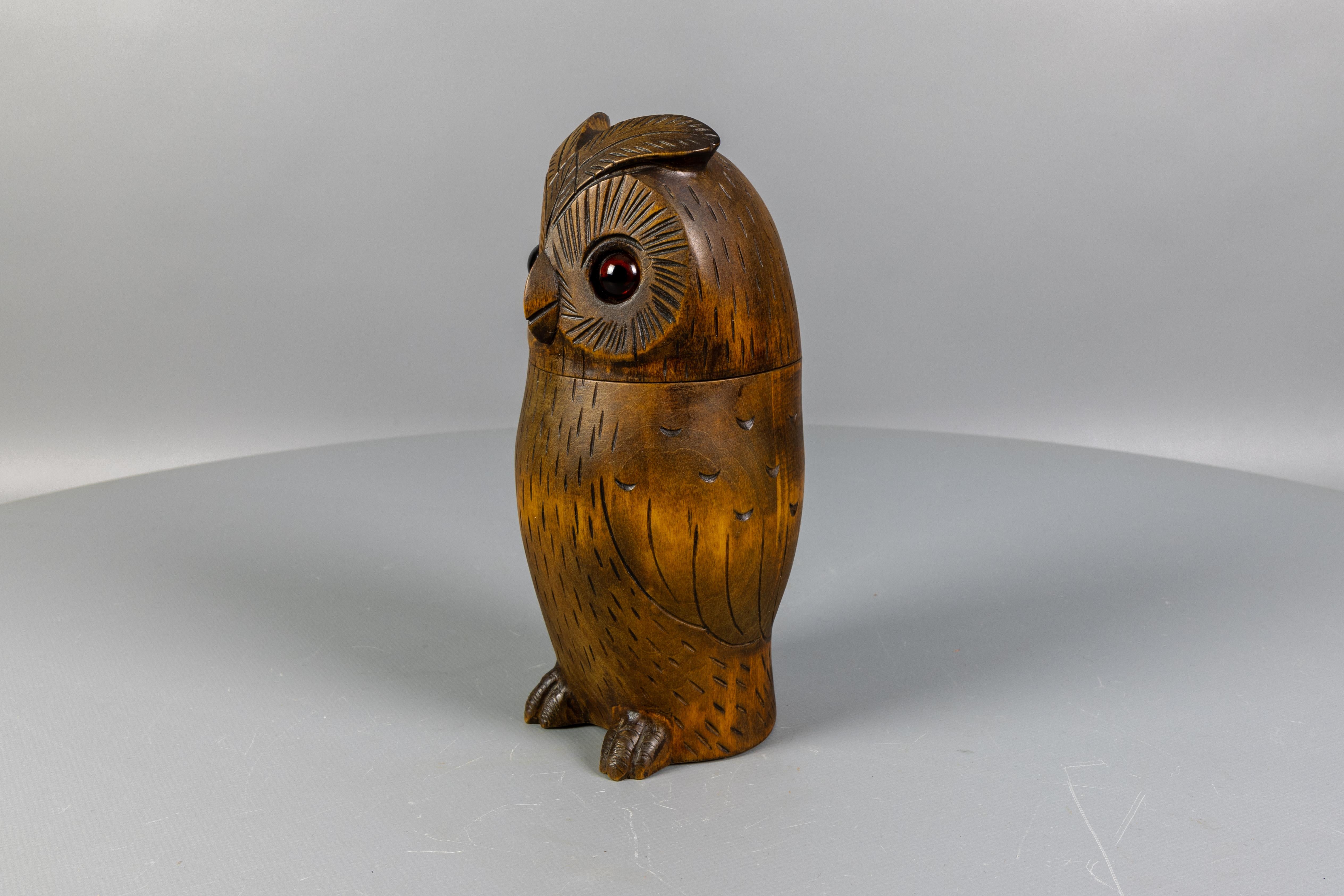Midcentury Black Forest Style Carved Linden Wood Owl Box, Germany, 1950s For Sale 4