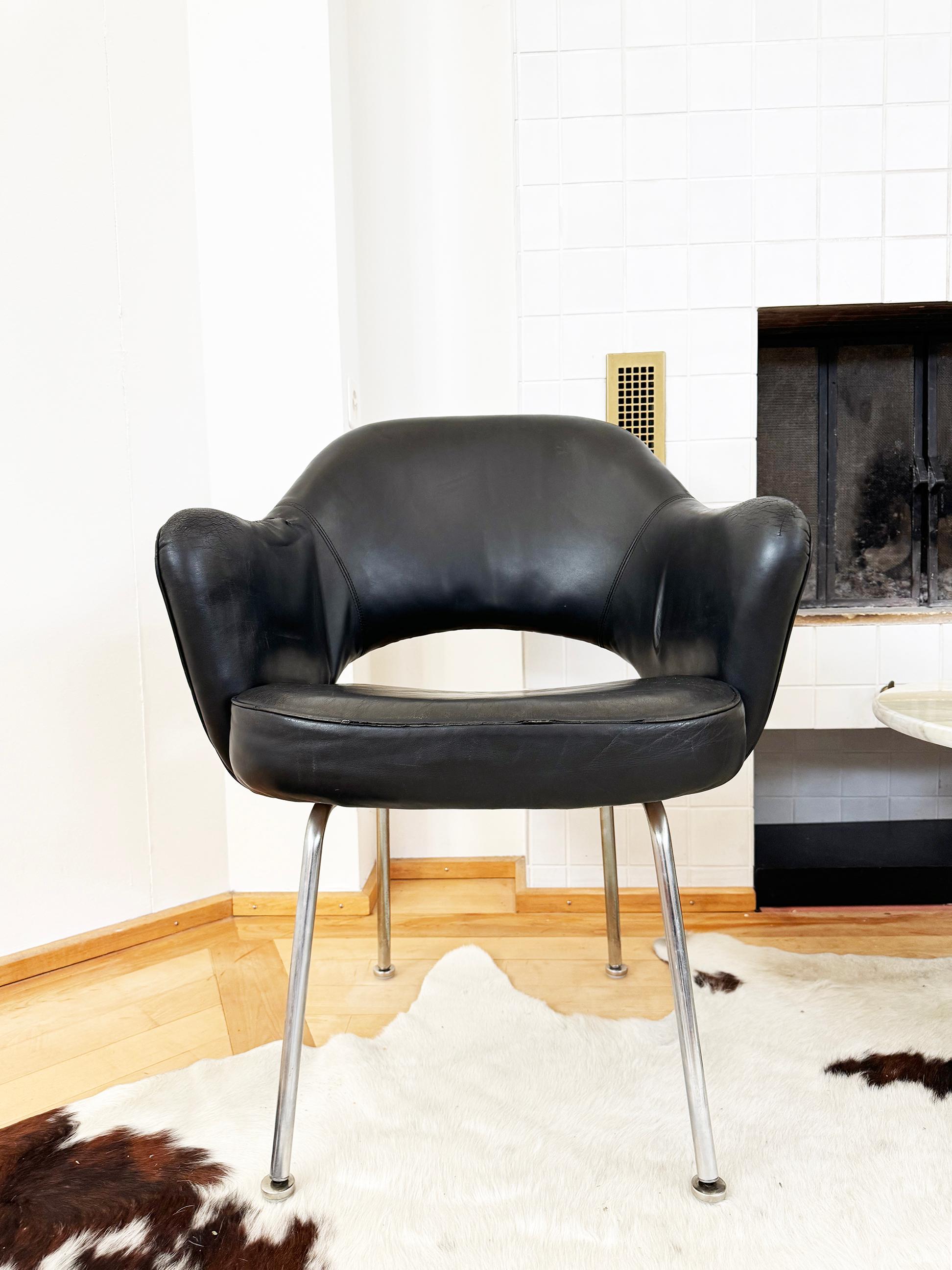 Midcentury Black Leather 1960s Eero Saarinen Knoll Executive Armchair In Good Condition For Sale In Basel, BS