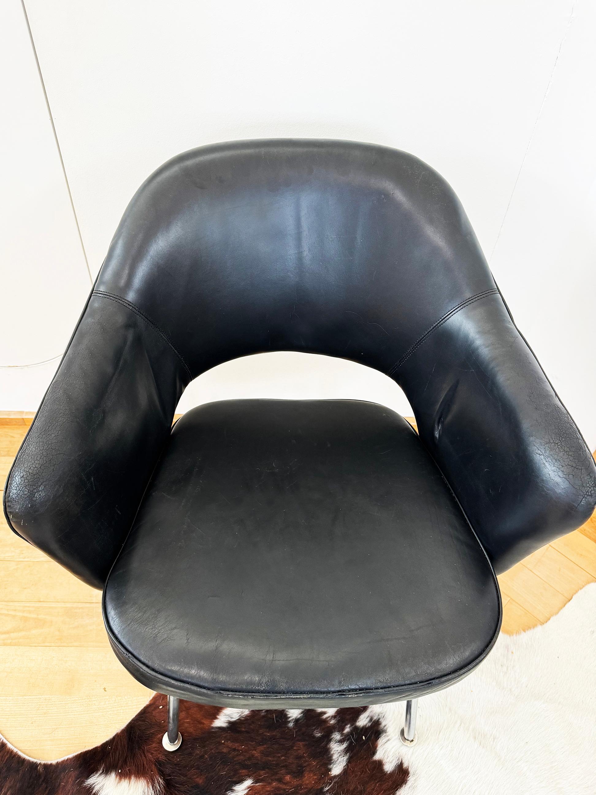 20th Century Midcentury Black Leather 1960s Eero Saarinen Knoll Executive Armchair For Sale