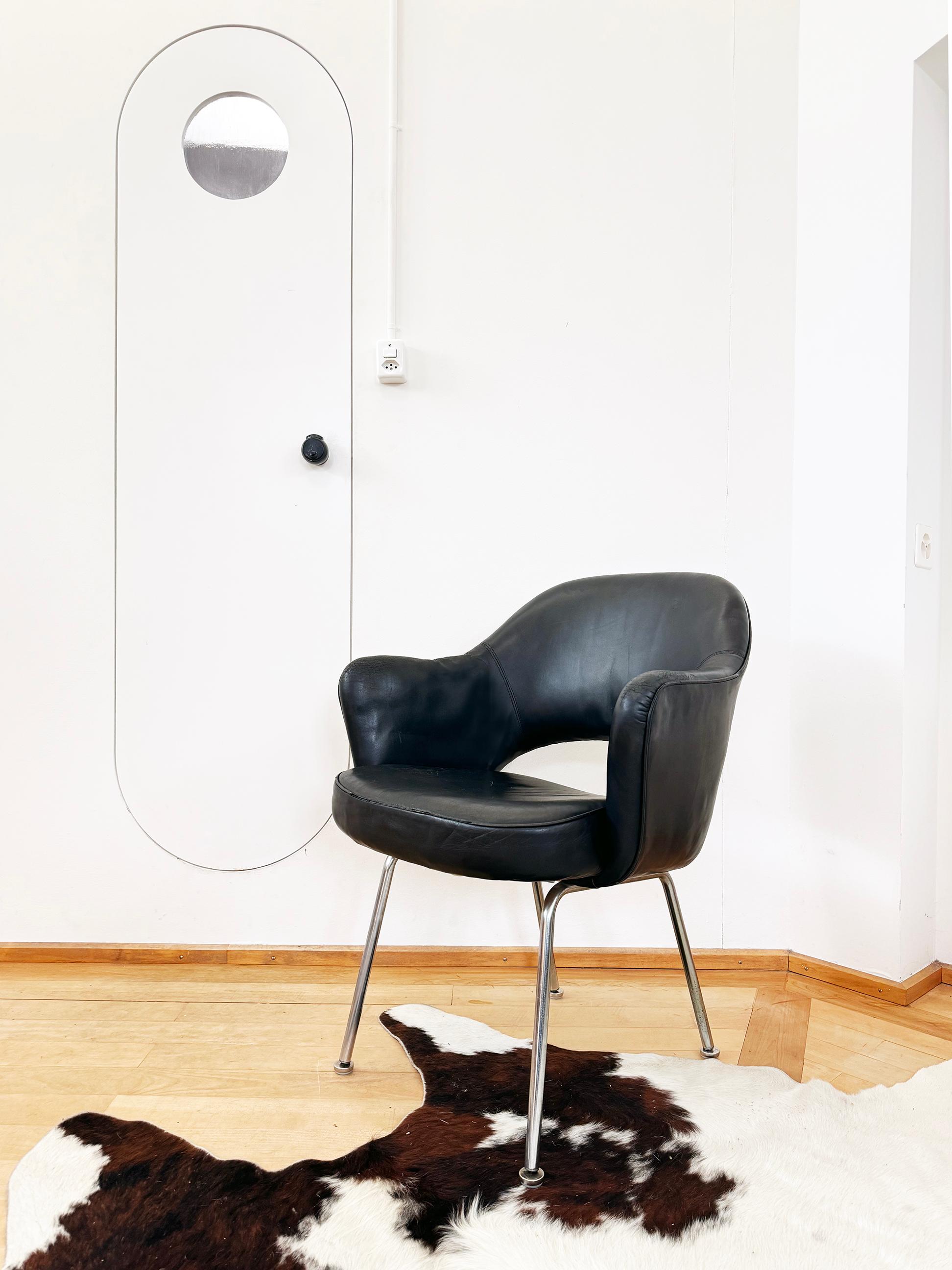 Metal Midcentury Black Leather 1960s Eero Saarinen Knoll Executive Armchair For Sale