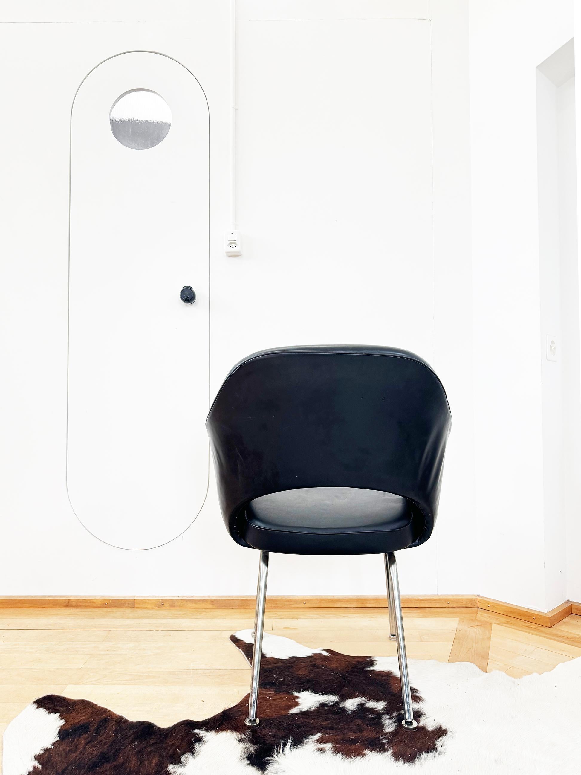 Midcentury Black Leather 1960s Eero Saarinen Knoll Executive Armchair For Sale 2