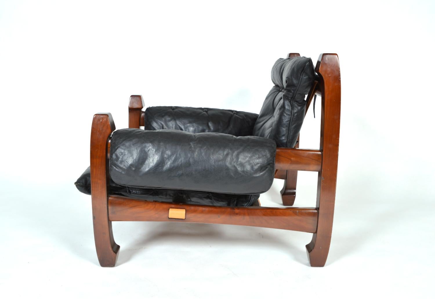 Mid-Century moderno Midcentury Black Leather Samurai Arm Lounge Chair Di Luciano Frigerio Italia 1971 in vendita