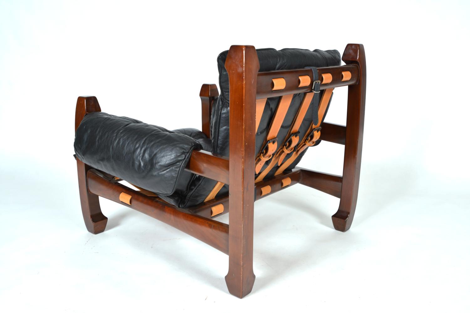 Italiano Midcentury Black Leather Samurai Arm Lounge Chair Di Luciano Frigerio Italia 1971 in vendita