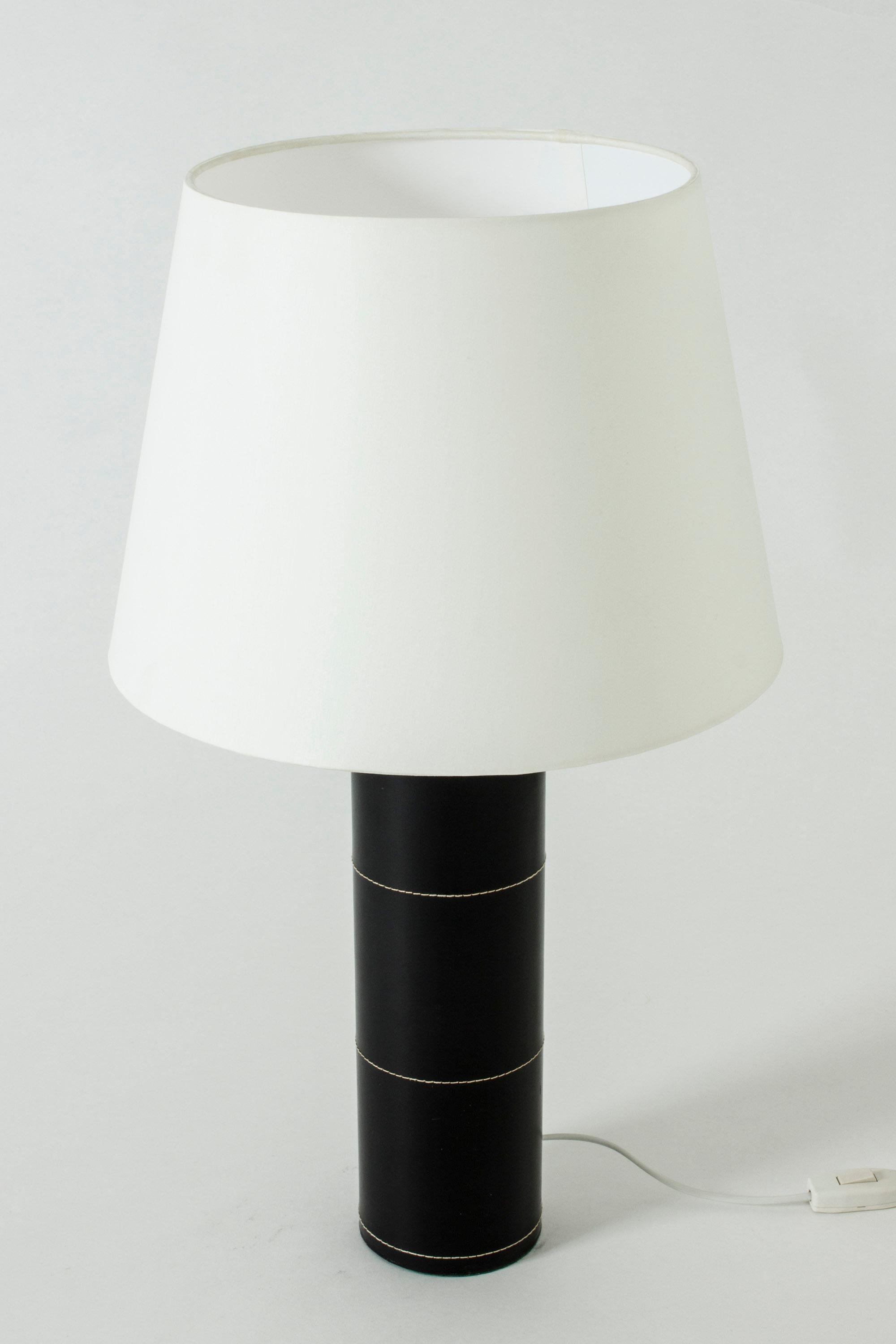 Scandinave moderne Lampe de bureau en cuir noir du milieu du siècle dernier de Bergboms en vente