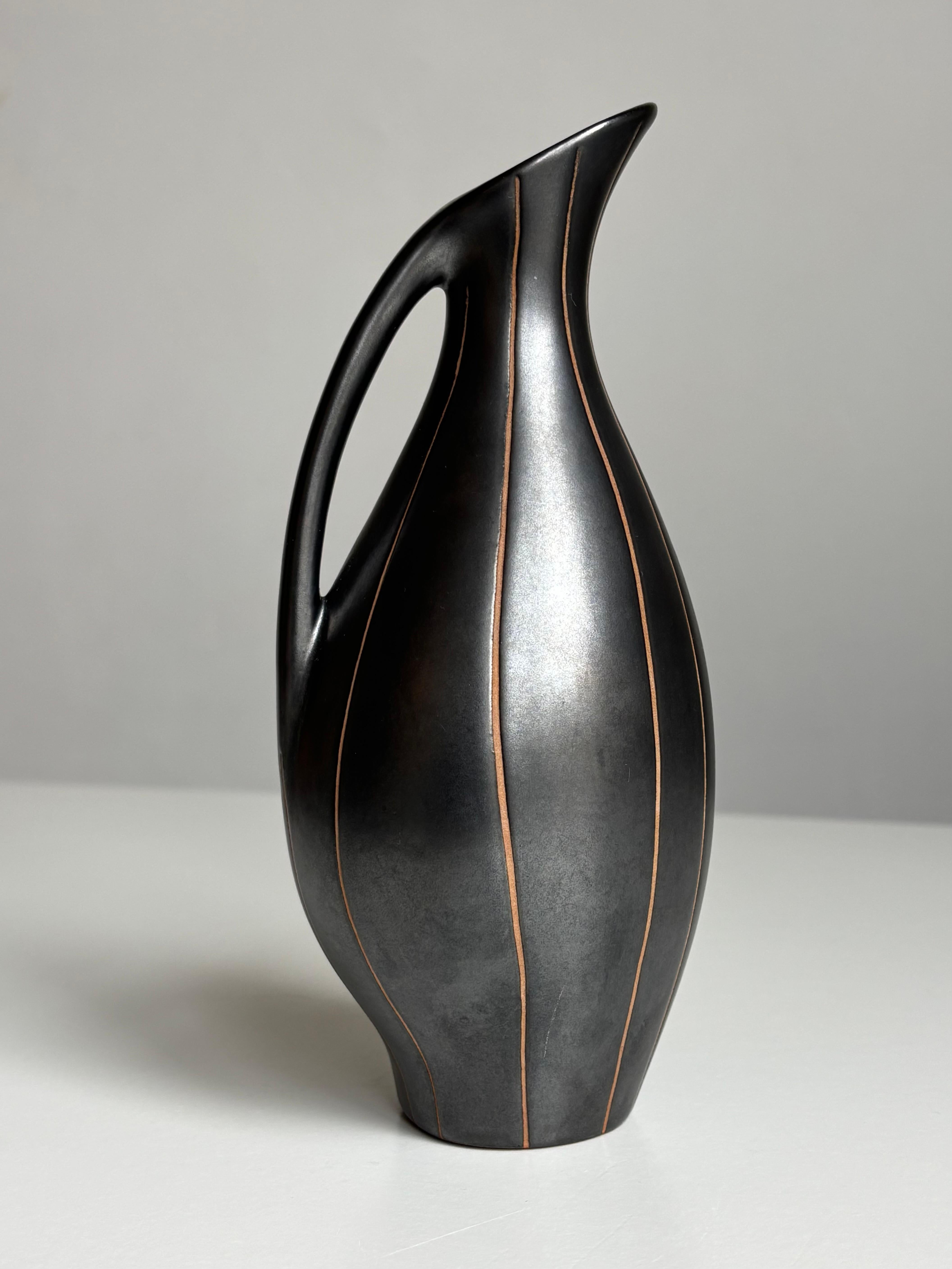 Mid-Century moderno Vaso brocca foderato di nero del Medioevo, anni '60 in vendita