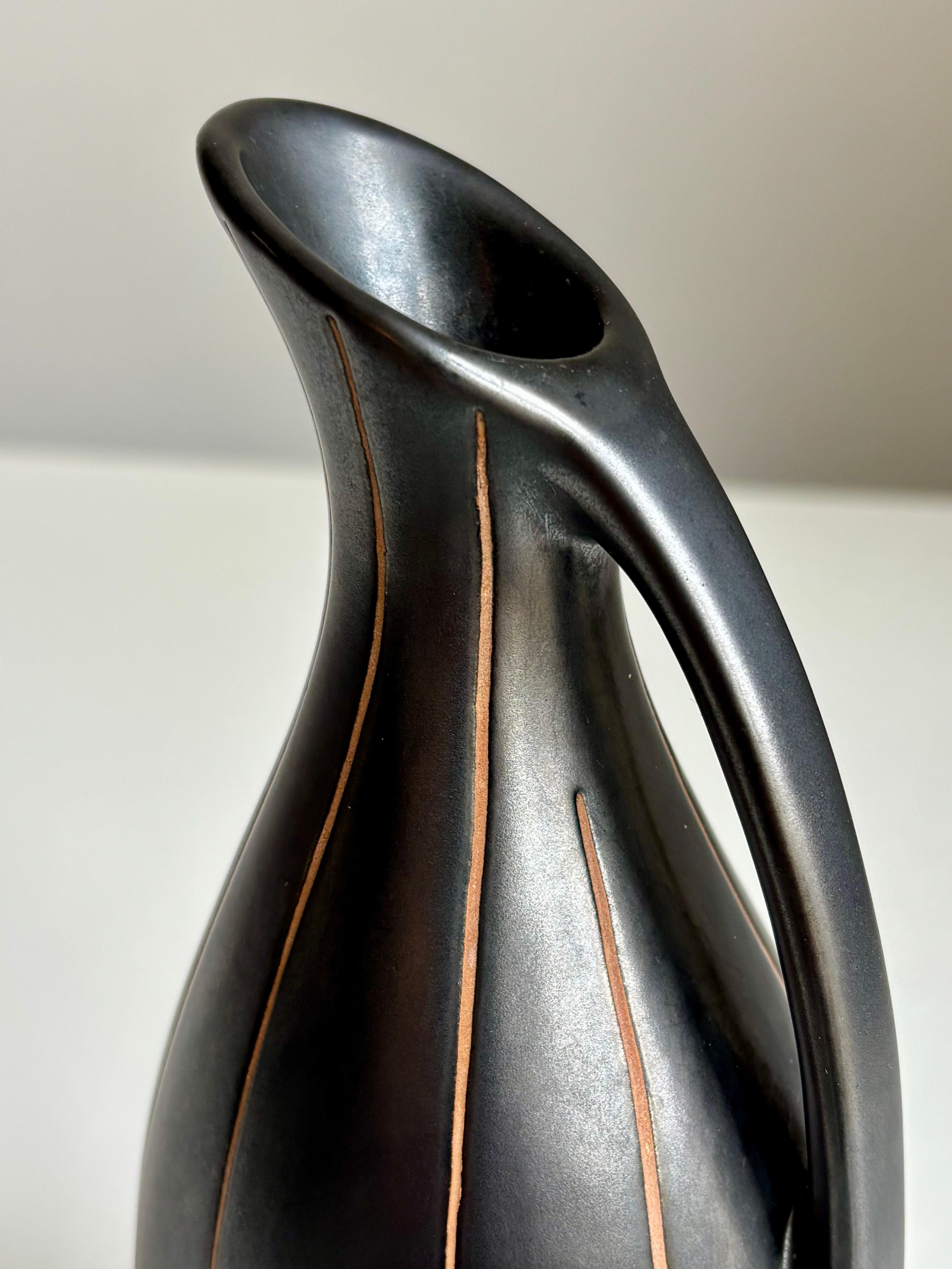 Scandinavo Vaso brocca foderato di nero del Medioevo, anni '60 in vendita