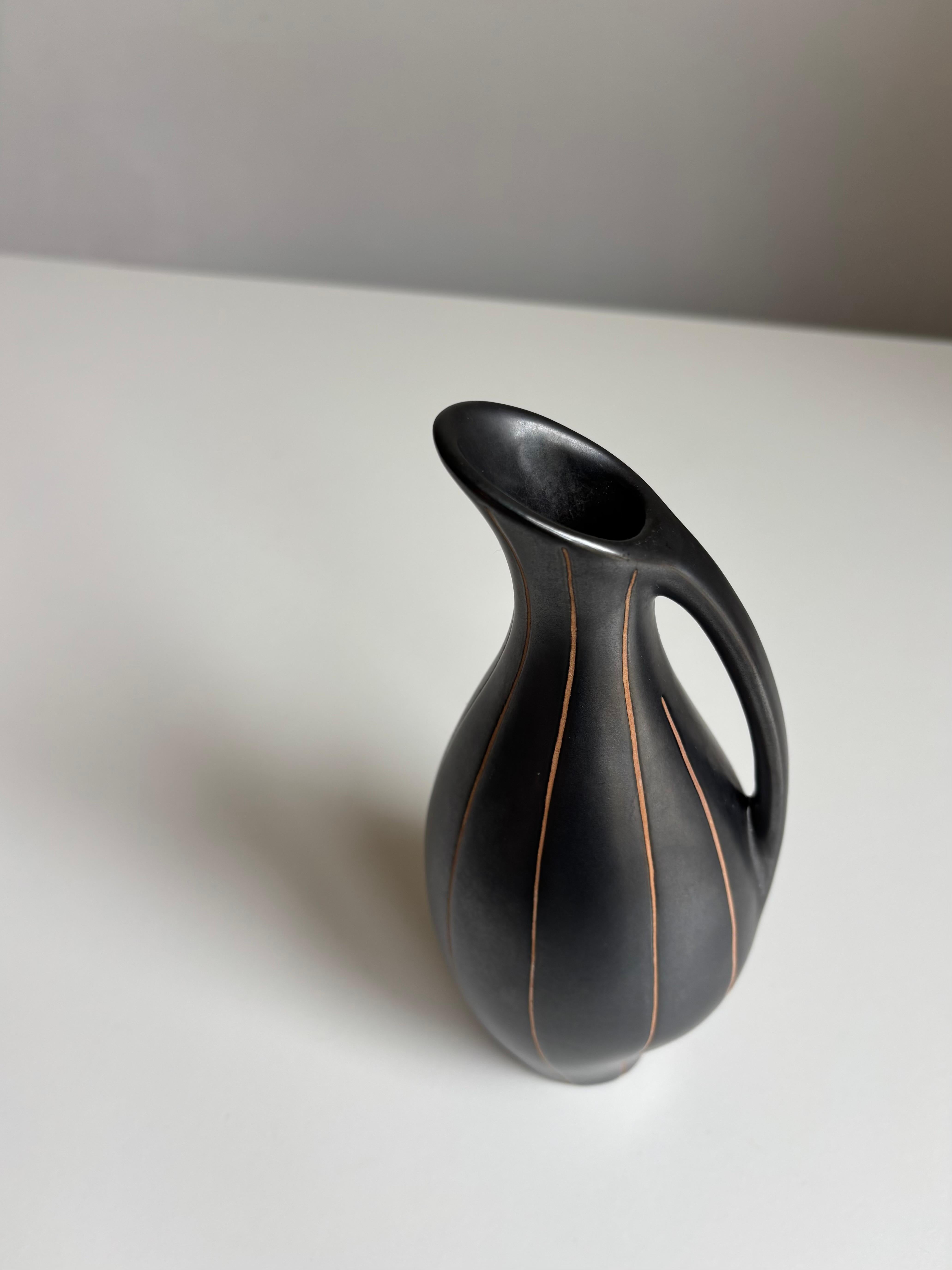 Intagliato a mano Vaso brocca foderato di nero del Medioevo, anni '60 in vendita