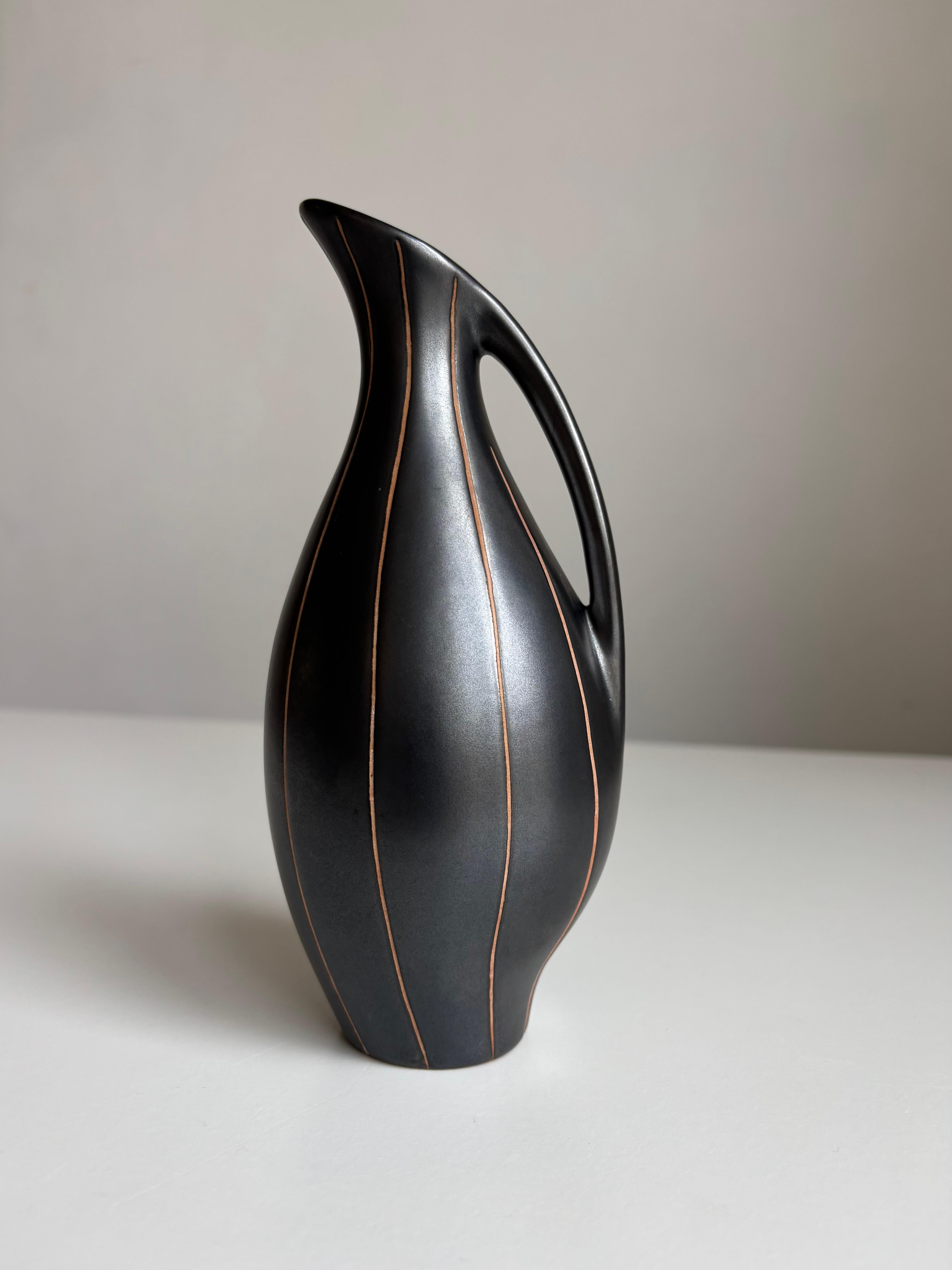 Vaso brocca foderato di nero del Medioevo, anni '60 In condizioni buone in vendita a Copenhagen, DK