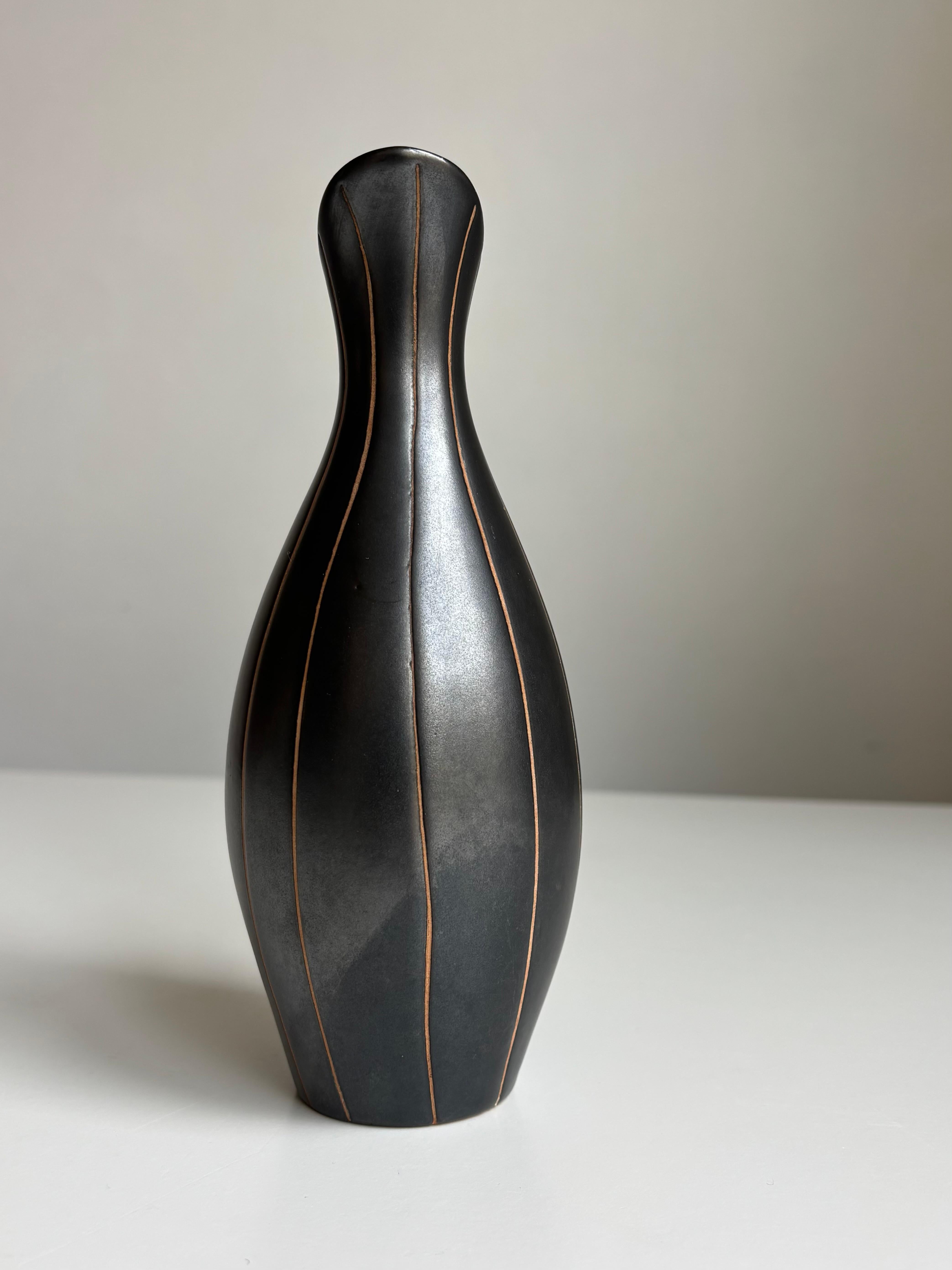 XX secolo Vaso brocca foderato di nero del Medioevo, anni '60 in vendita