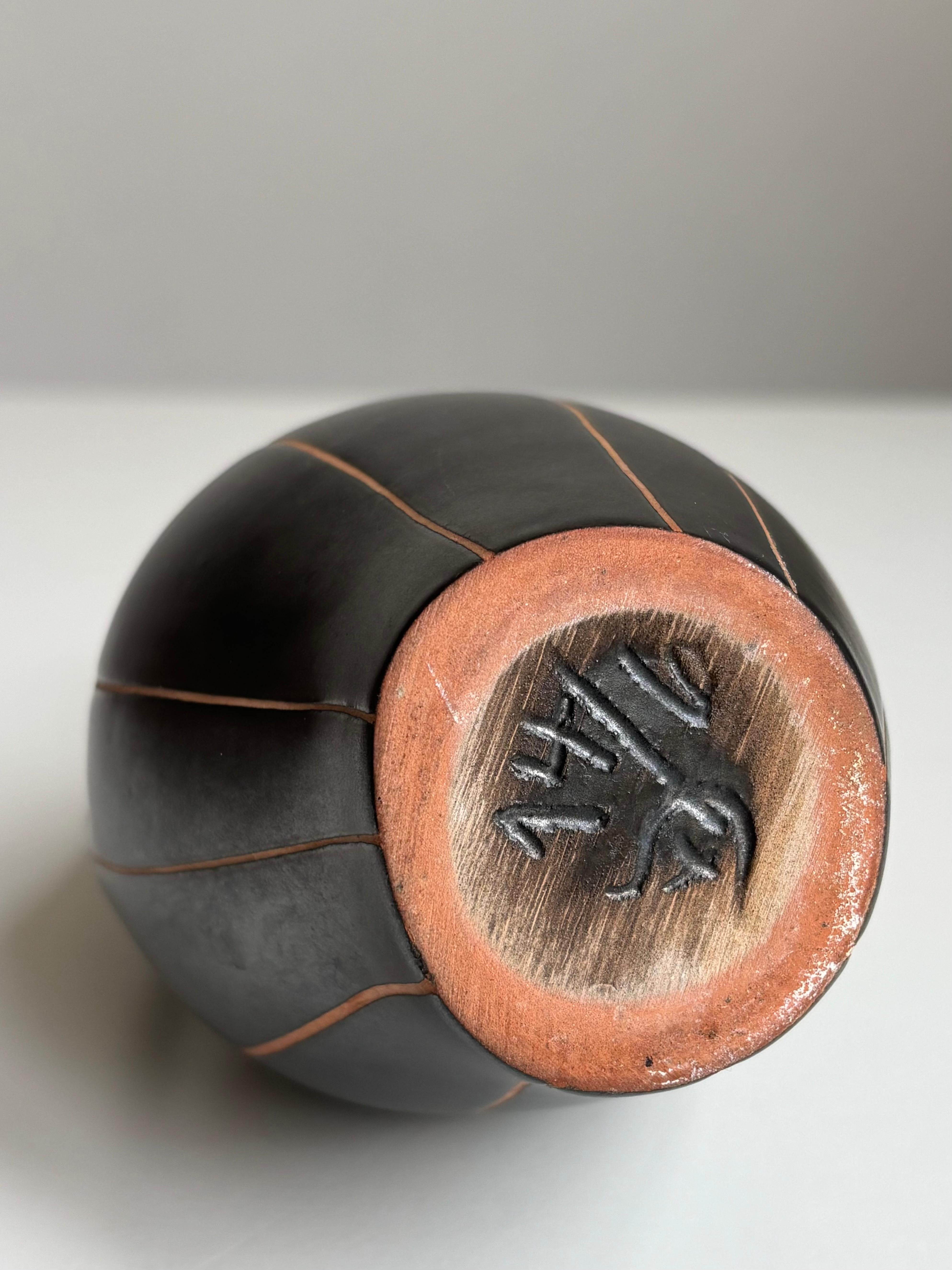 Ceramica Vaso brocca foderato di nero del Medioevo, anni '60 in vendita