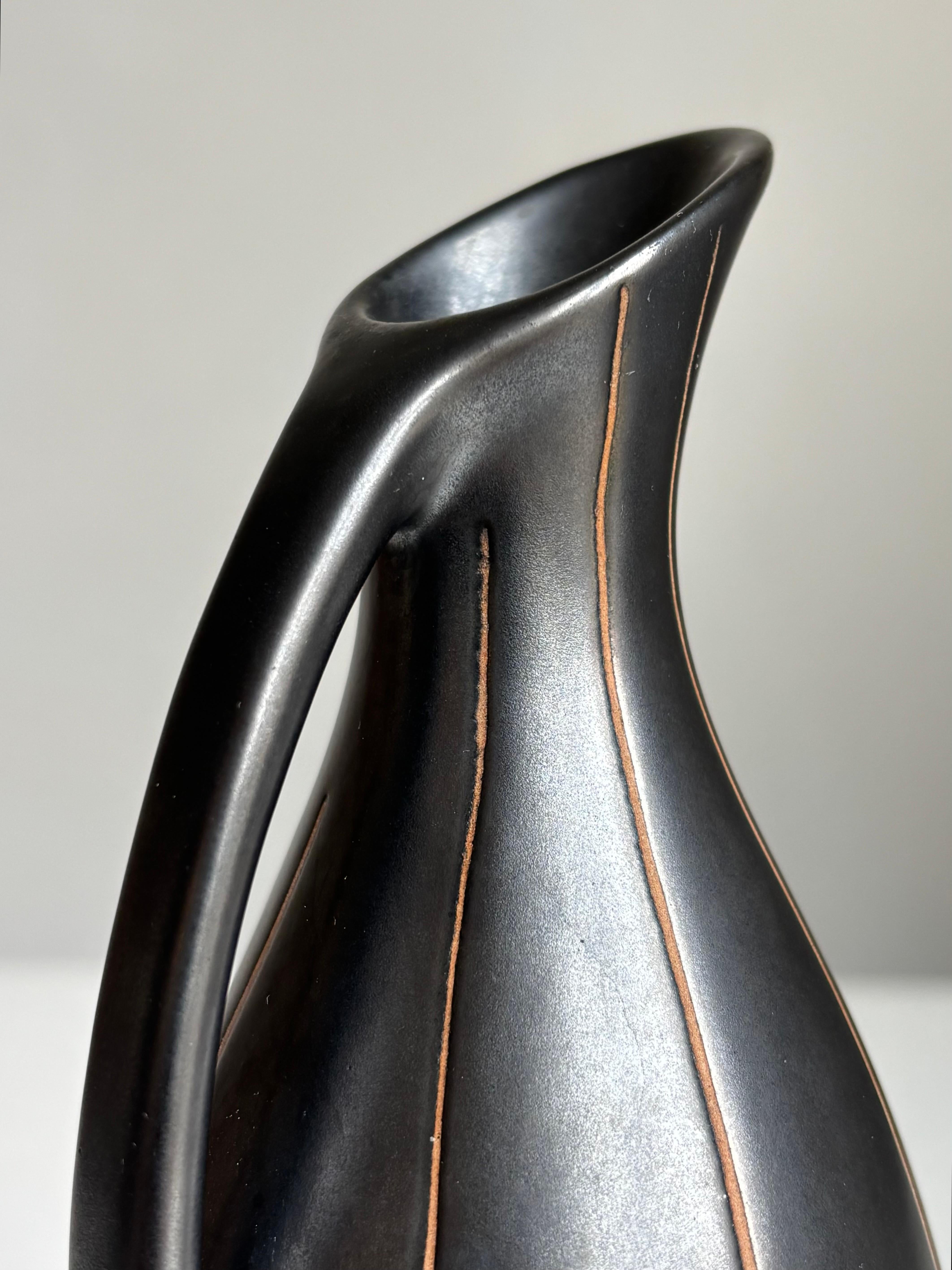 Vaso brocca foderato di nero del Medioevo, anni '60 in vendita 1