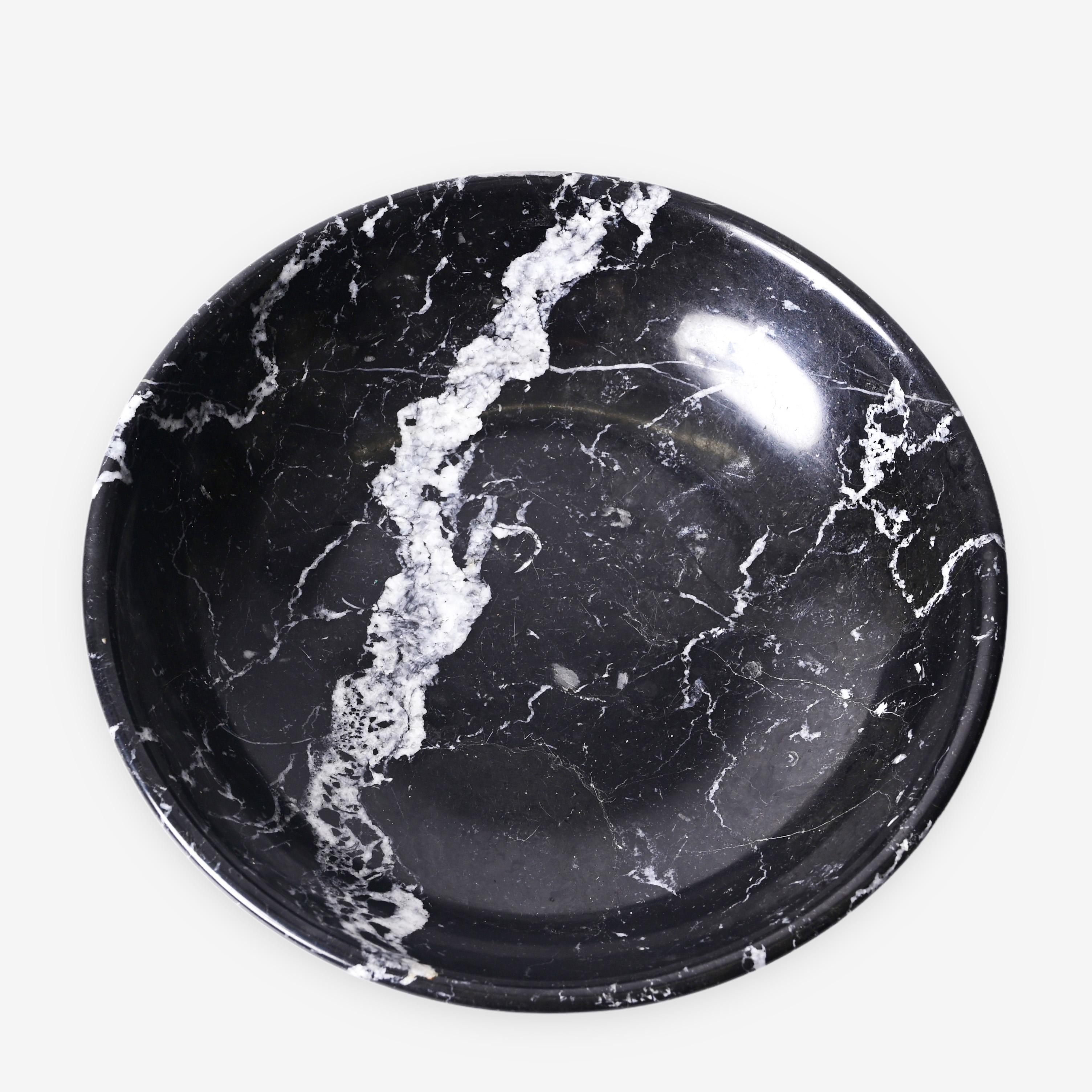 Amazing black marble with white grains round desk bowl. This stunning piece was designed in Italy during the 1950s.

The light white veins contrast highlights the deep black marble: this fantastic mix of marbles creates a breathtaking