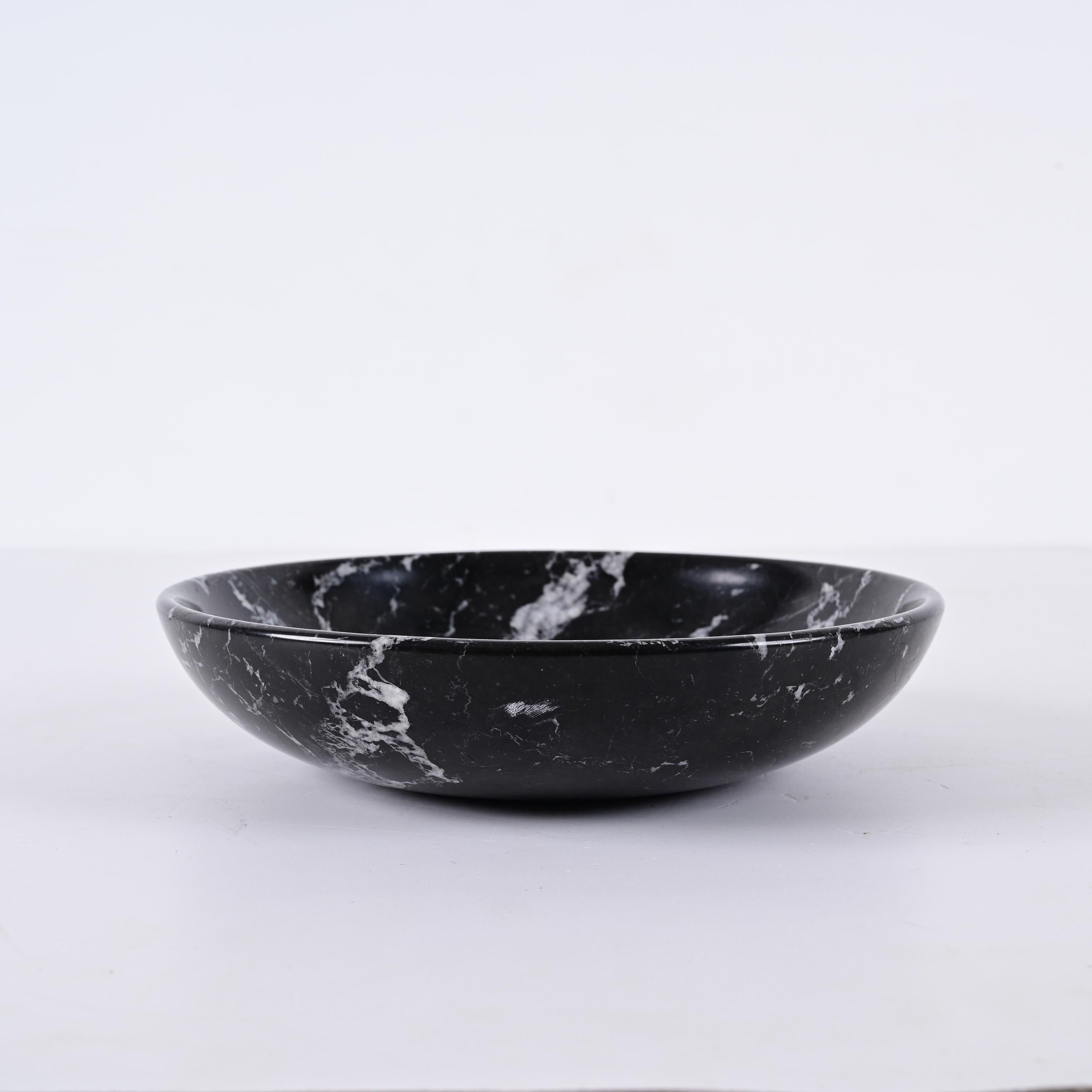 Midcentury Black Marble with White Grains Round Italian Decorative Bowl, 1950s In Good Condition For Sale In Roma, IT