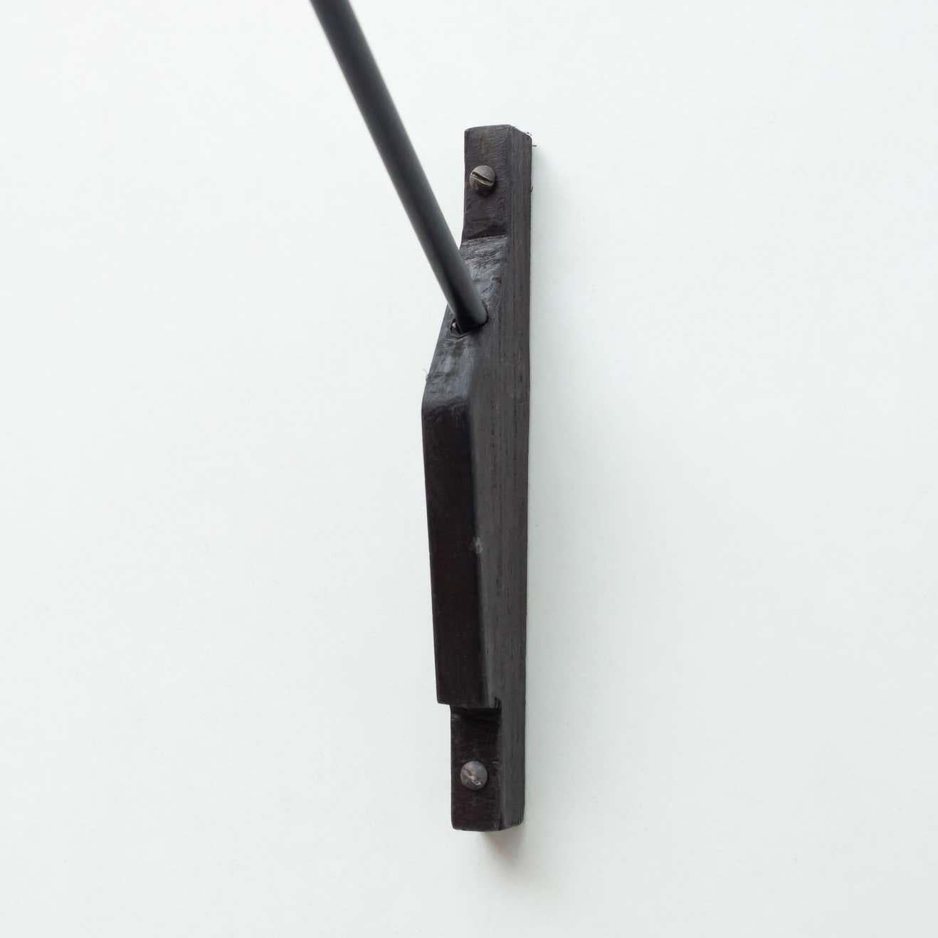 Lámpara de pared de metal negro de mediados de siglo al estilo de Serge Mouille, hacia 1950 en venta 3