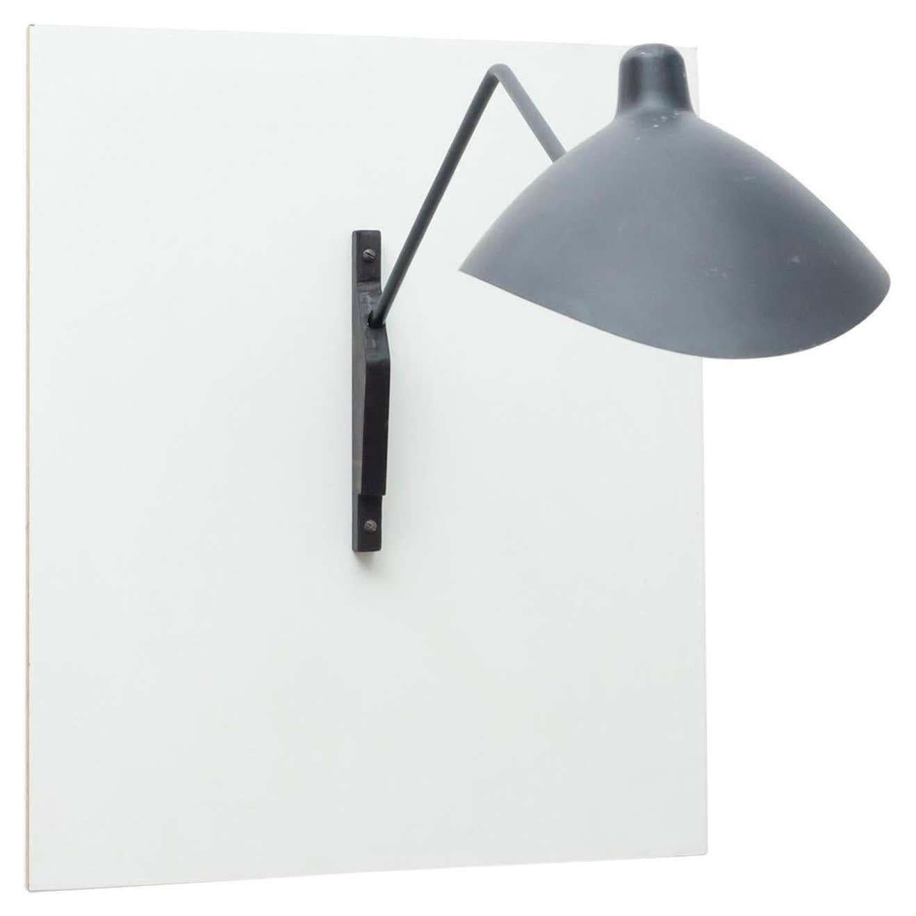 Lámpara de pared de metal negro de mediados de siglo al estilo de Serge Mouille, hacia 1950 en venta 4