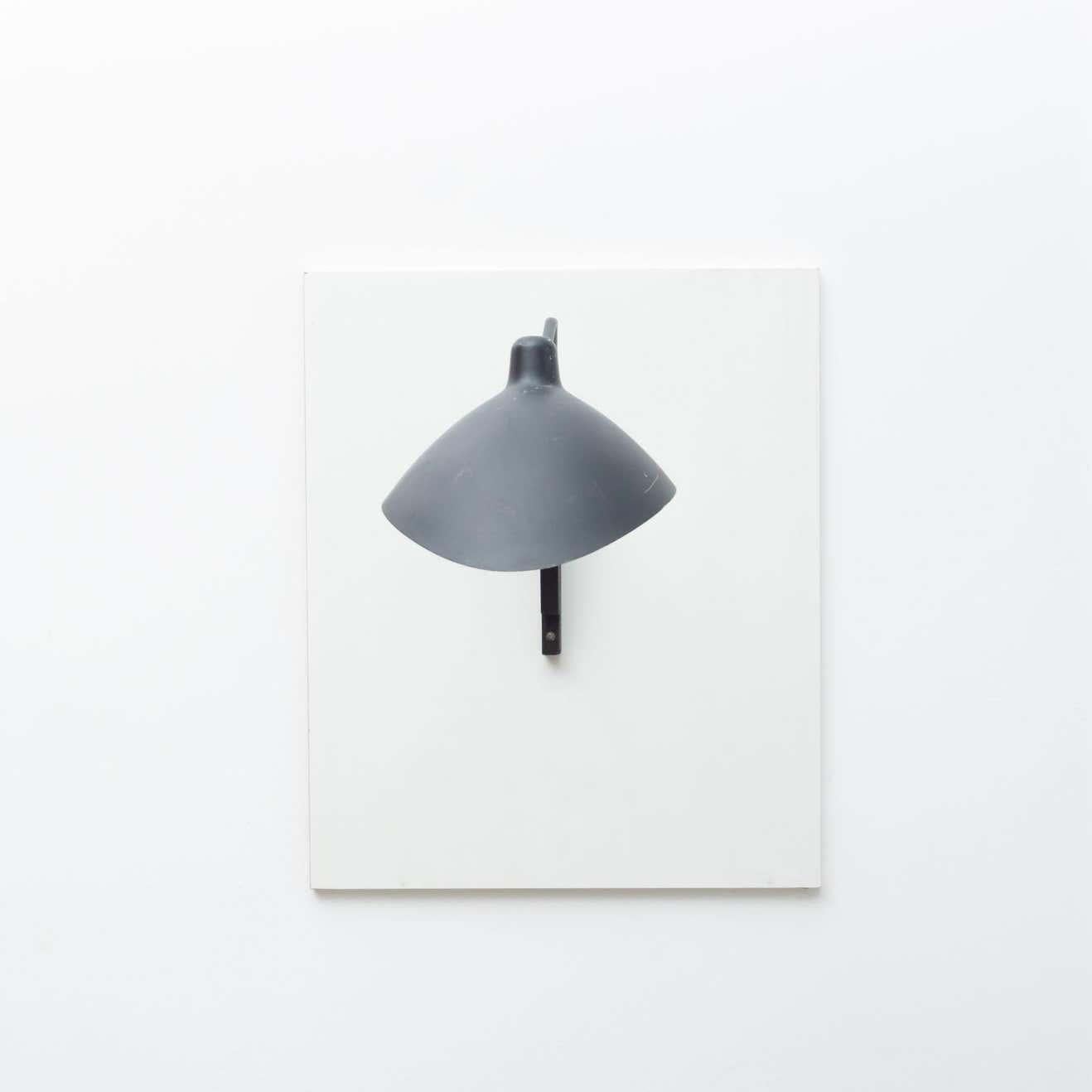 Lámpara de pared de metal negro de mediados de siglo al estilo de Serge Mouille, hacia 1950 Francés en venta