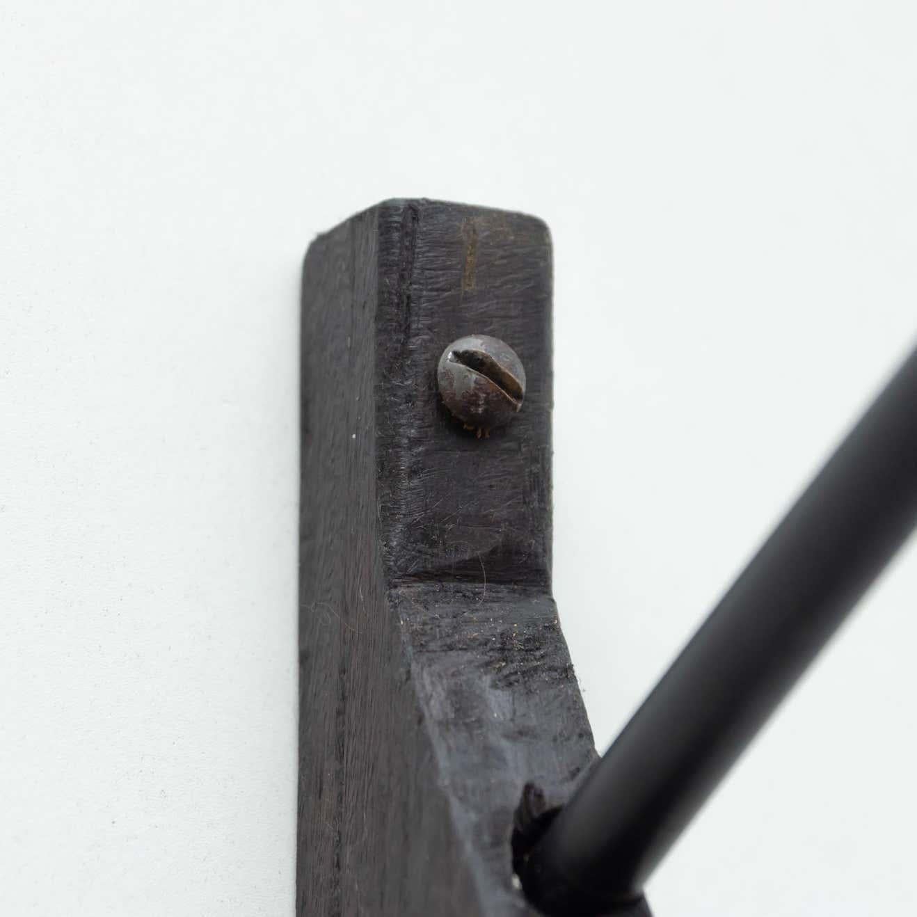 Lámpara de pared de metal negro de mediados de siglo al estilo de Serge Mouille, hacia 1950 en venta 1