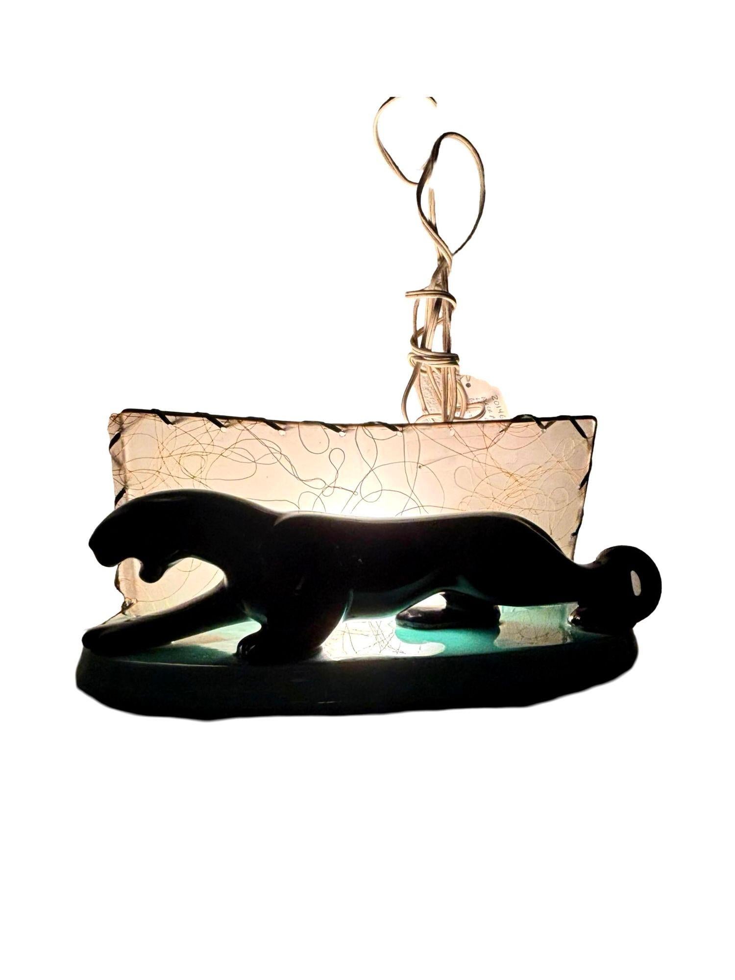 Mid-Century Modern Lampe en céramique représentant une panthère noire du milieu du siècle:: avec abat-jour en fibre de verre en vente