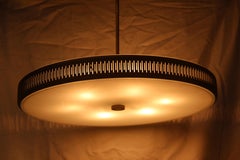 Lustre rond noir du milieu du siècle dernier en verre doré et blanc Stilnovo, design italien, 1950