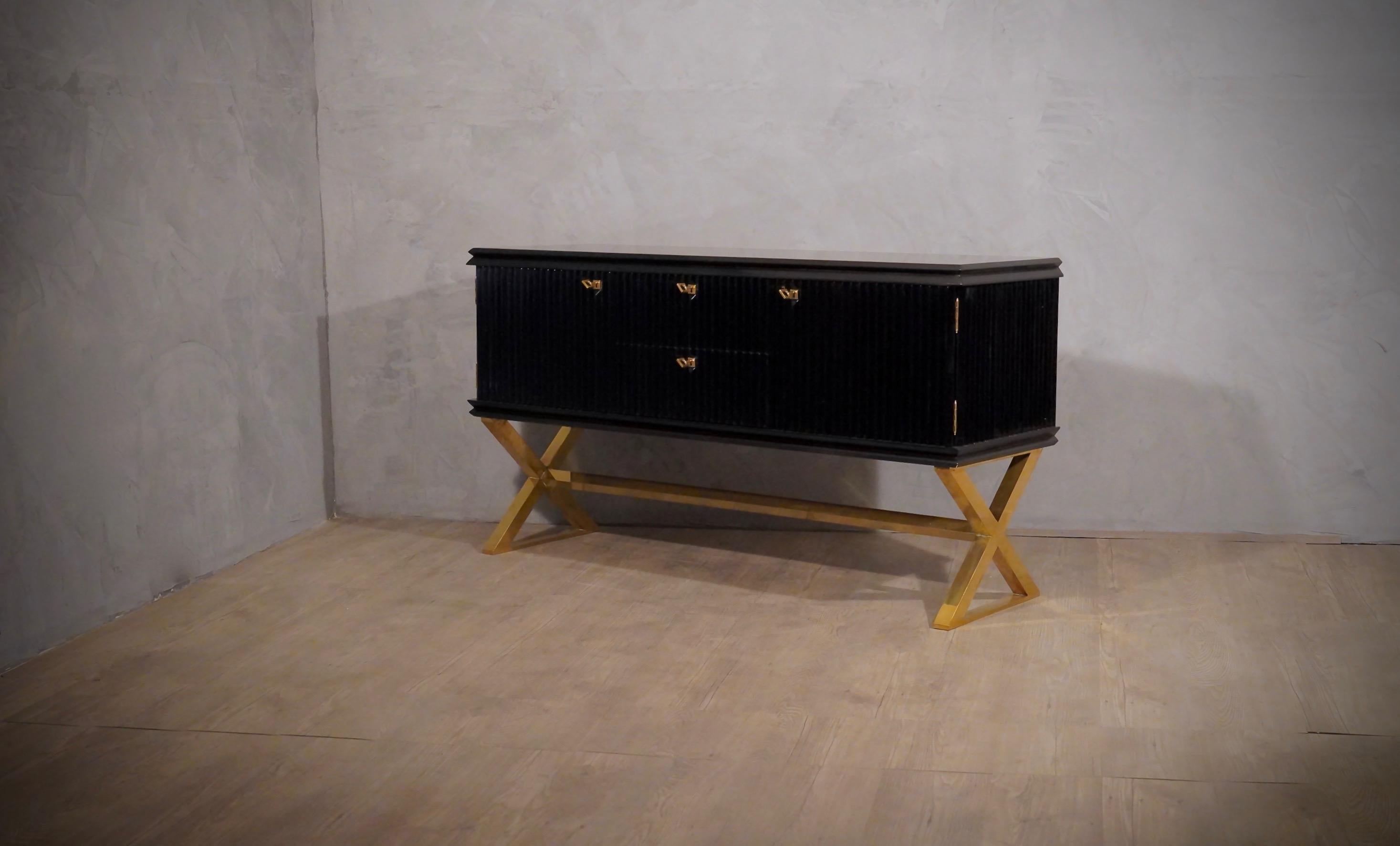 Elegant and refined sideboard in typical Italian style by Paolo Buffa. A perfect marriage between a black mirror polishing and a finished brass.

All polished in black shellac, with polished brass leg. The body of the sideboard is composed of two