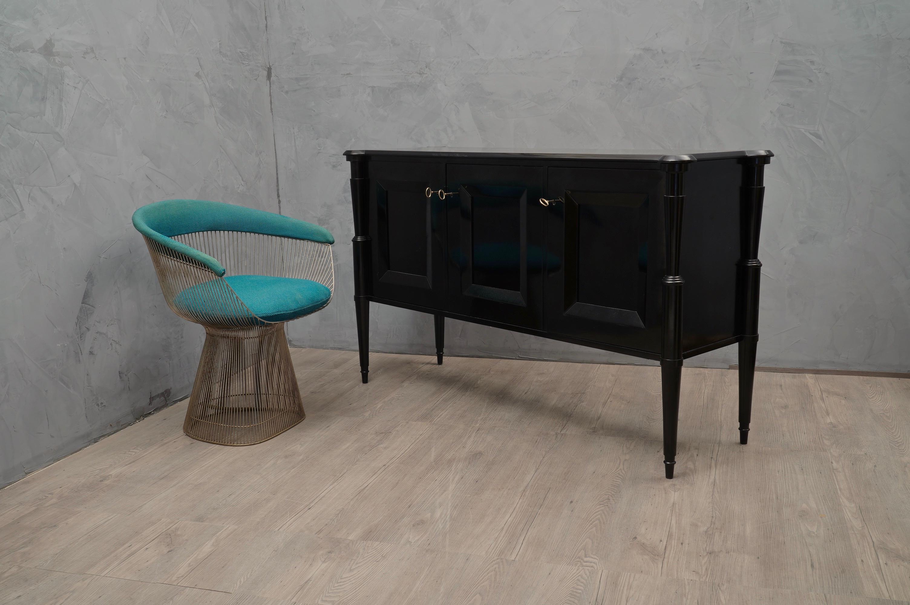 Important sideboard with the characteristic Italian style of Paolo Buffa, Vittorio Dassi and Osvaldo Borsani. All in elegant polishing in black shellac.

The sideboard has its own characteristic style, with particular workmanship on the four corners