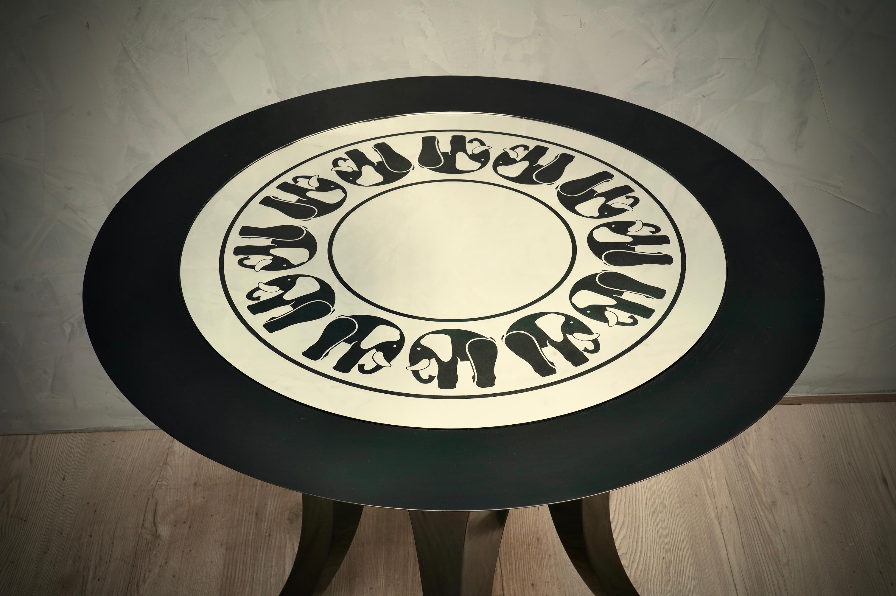 Surprising design for this coffee table, with an unmistakable Italian style, profoundly characterized in its qualities by an engraved and black-coloured mirror. Perfect combination of materials and finishing choices.

The coffee table has a massive