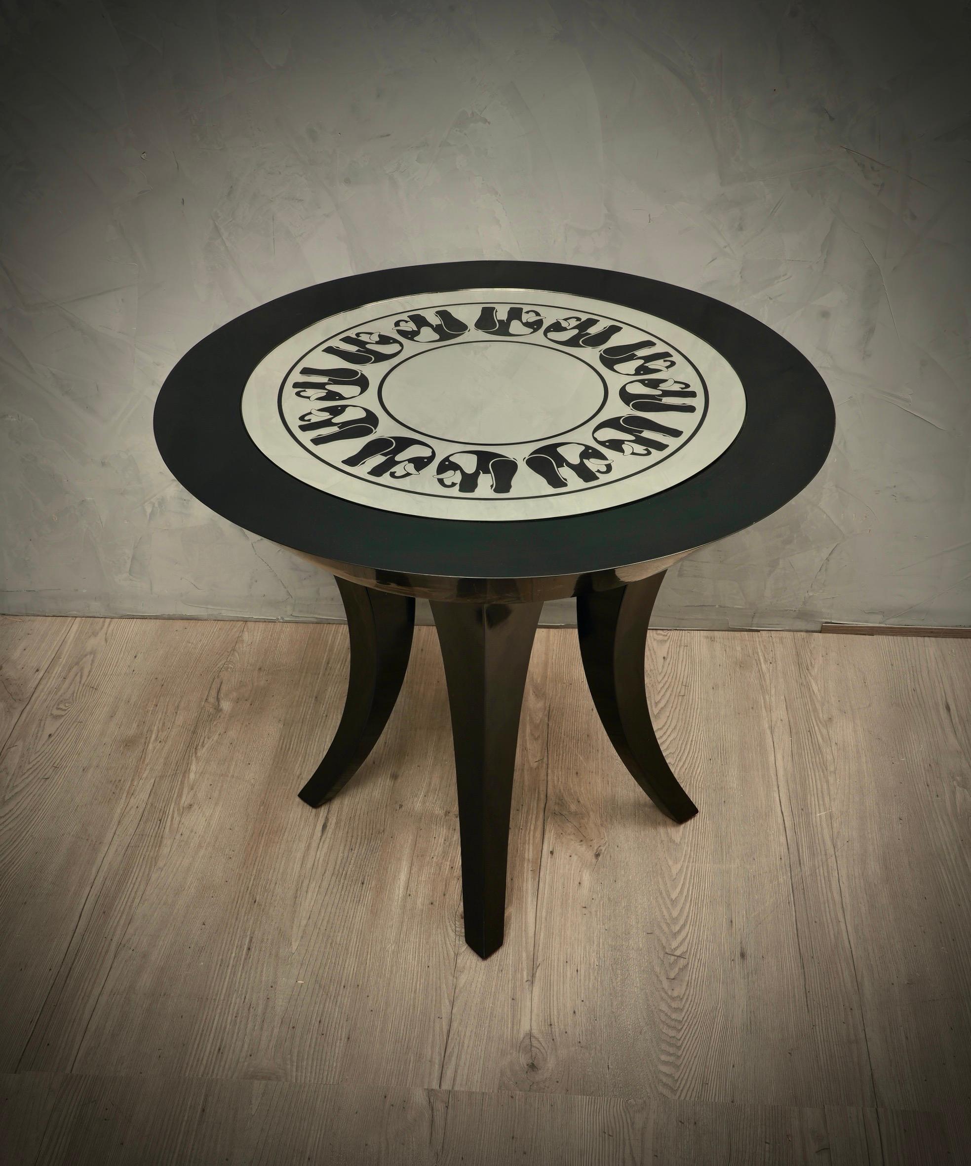 Polished Midcentury Black Shellac and Engraved Mirror Italian Side Table, 1980 For Sale