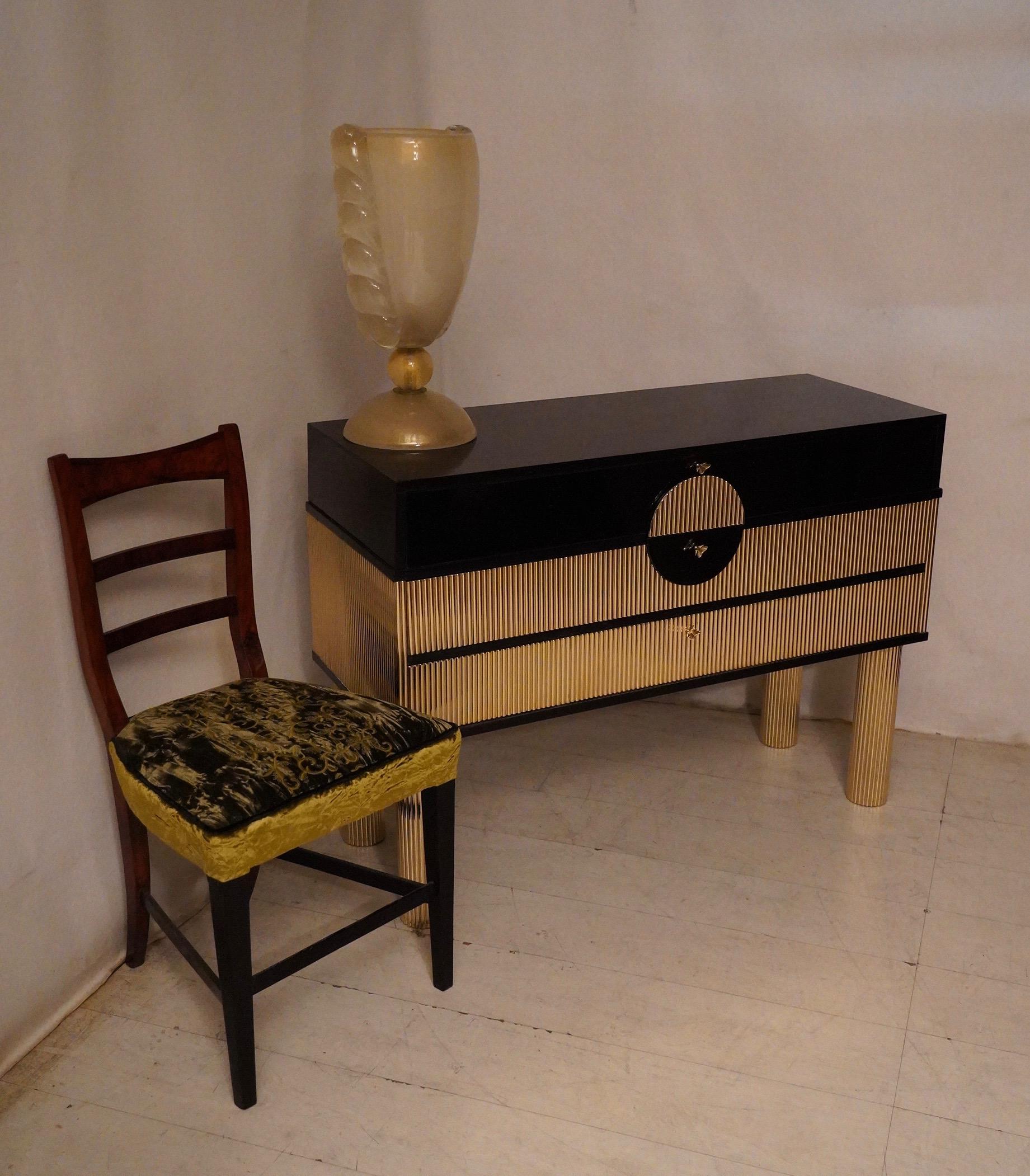 Very elegant and precious commodes in black shellac and half round brass small rods. A meticulous and painstaking workmanship for a chest of drawers with truly unique characteristics.

The chest of drawers has a wooden structure, it is completely