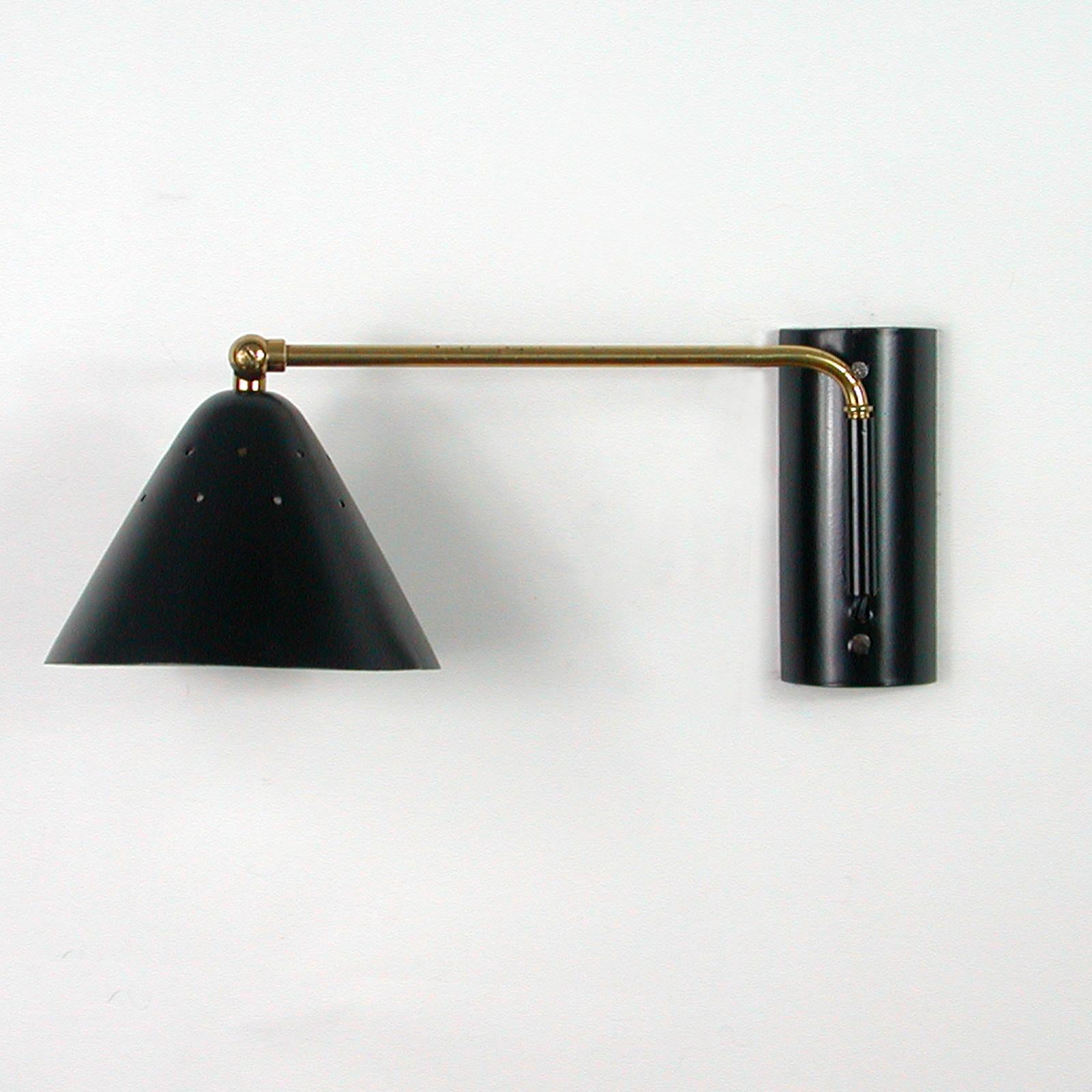 This 1950s articulating reading light was designed and manufactured in Italy by Stilux Milano. Executed in black lacquered metal and brass. A very architectural and refined wall lamp that can be easily adjusted to various positions.

The lamp has