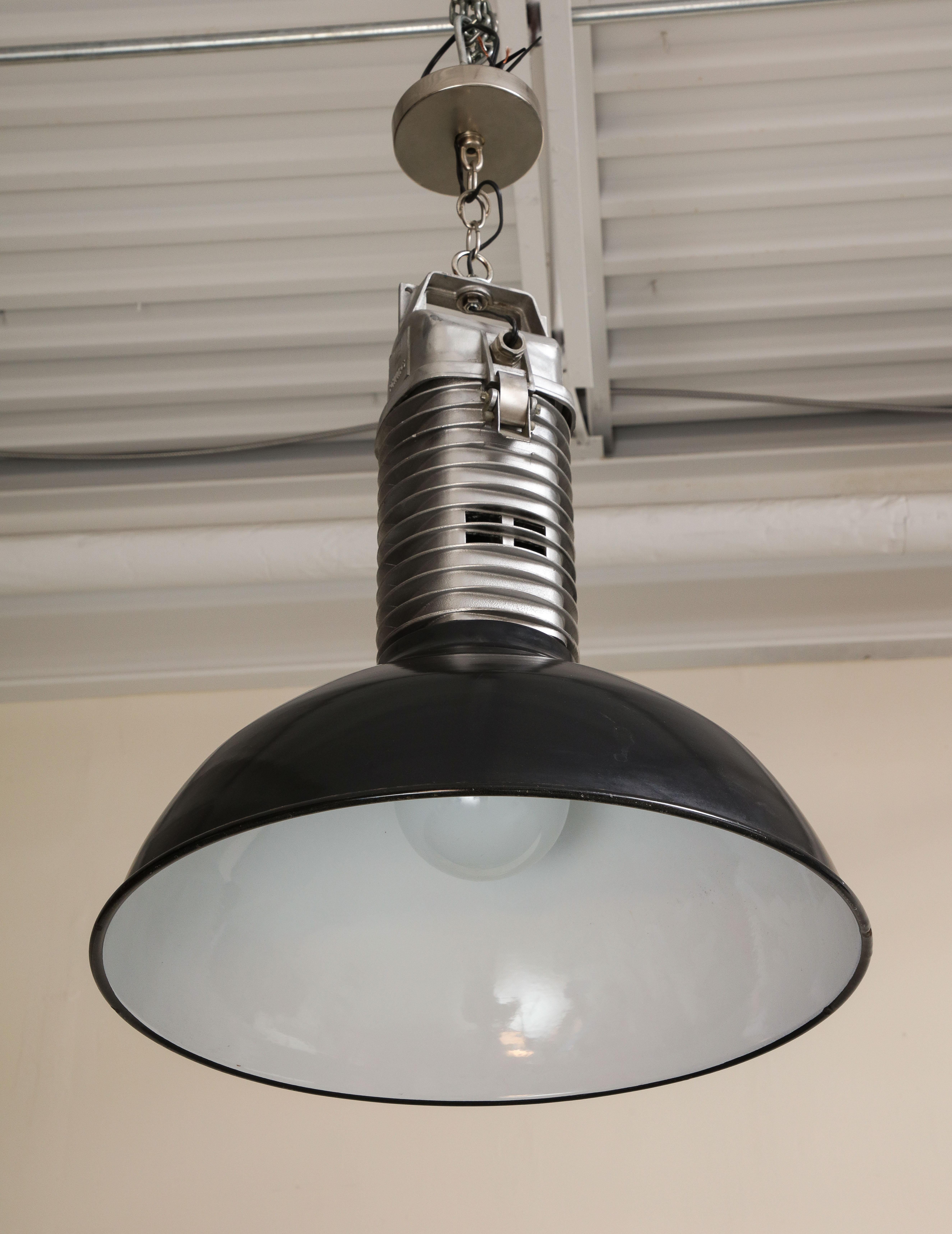 Plafoniera in bianco e nero di metà secolo con smalto originale, 1920 ca. in vendita 5