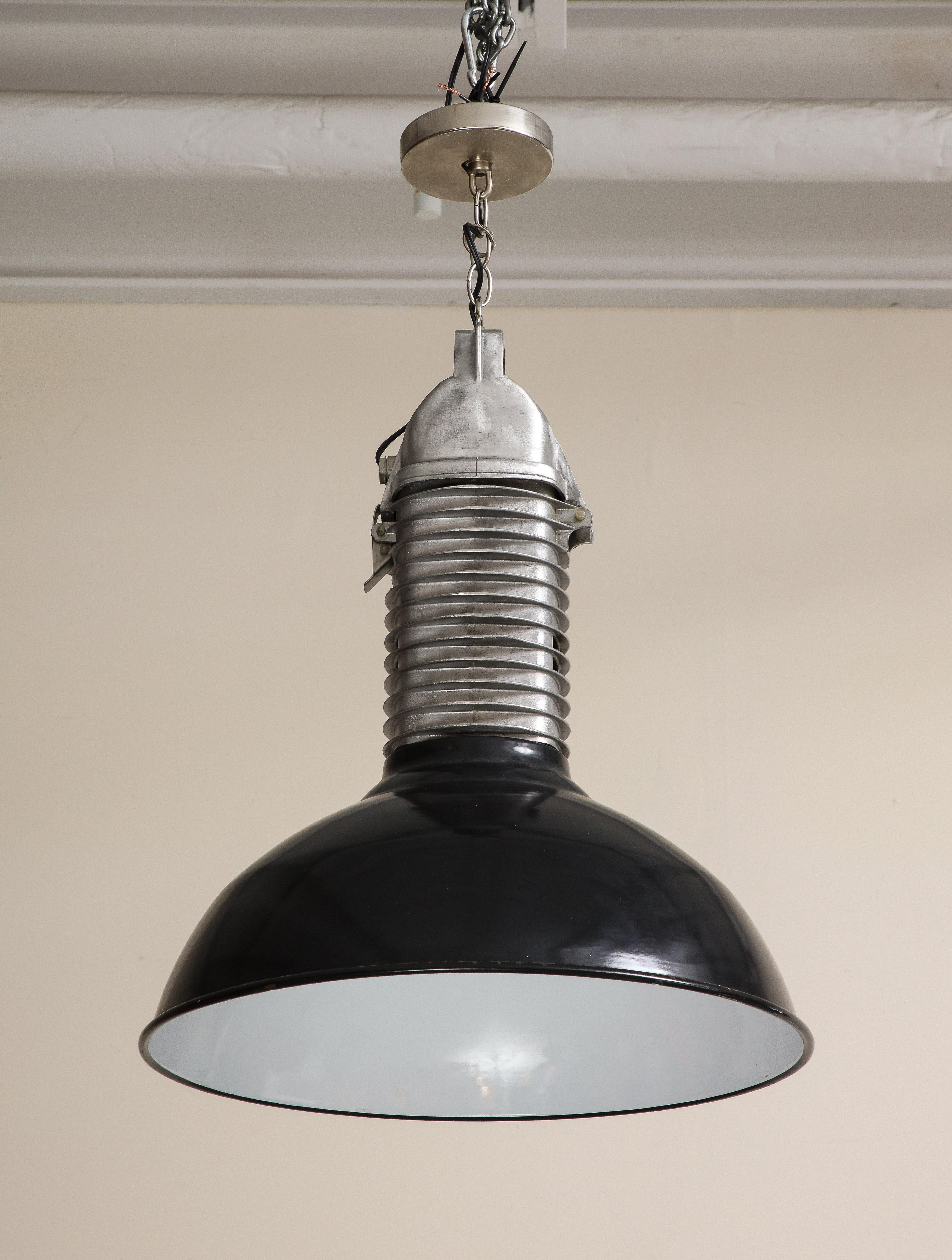 Plafoniera in bianco e nero di metà secolo con smalto originale, 1920 ca. in vendita 7