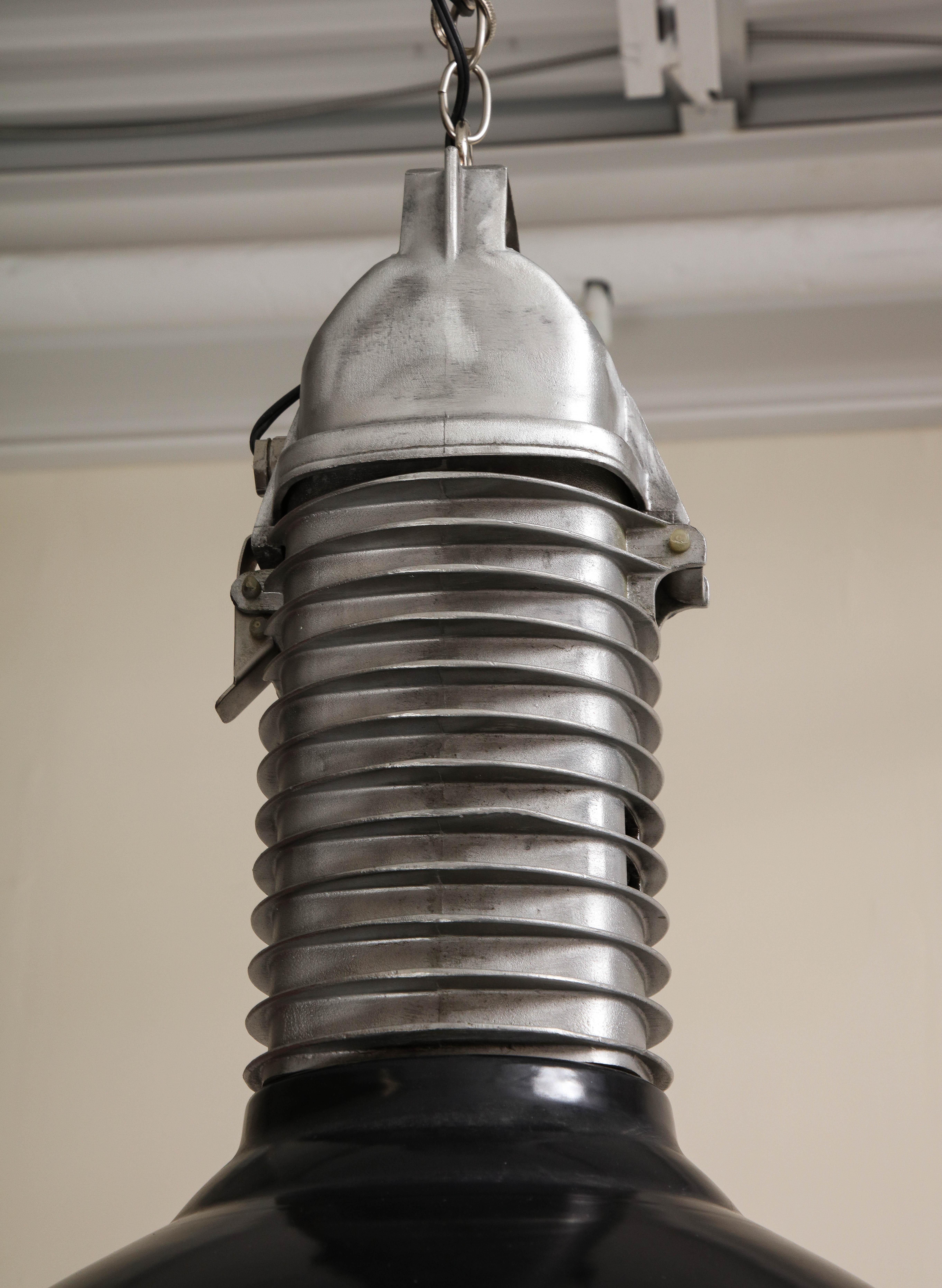 Plafoniera in bianco e nero di metà secolo con smalto originale, 1920 ca. in vendita 8