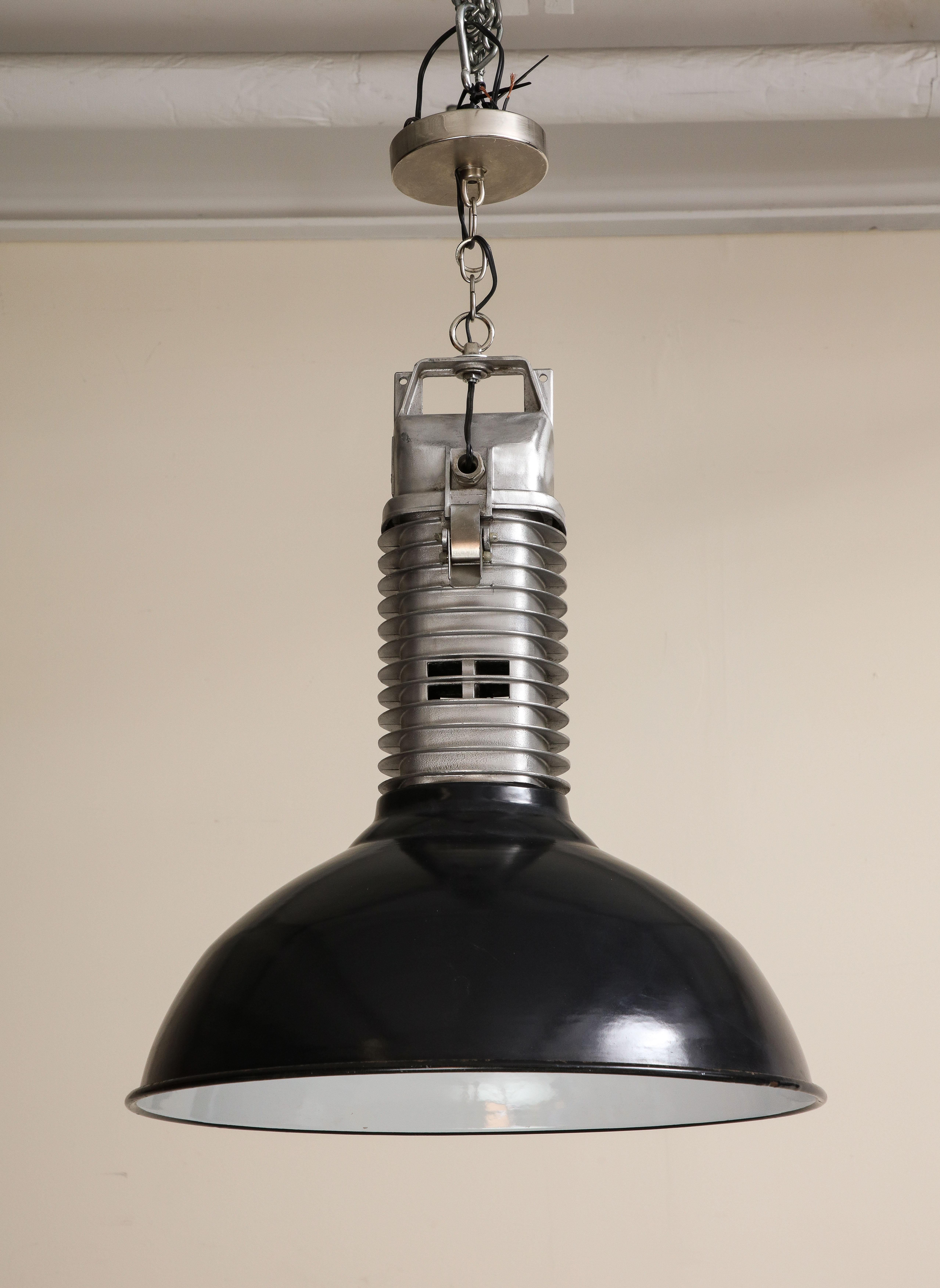 Plafoniera in bianco e nero di metà secolo con smalto originale, 1920 ca. in vendita 2