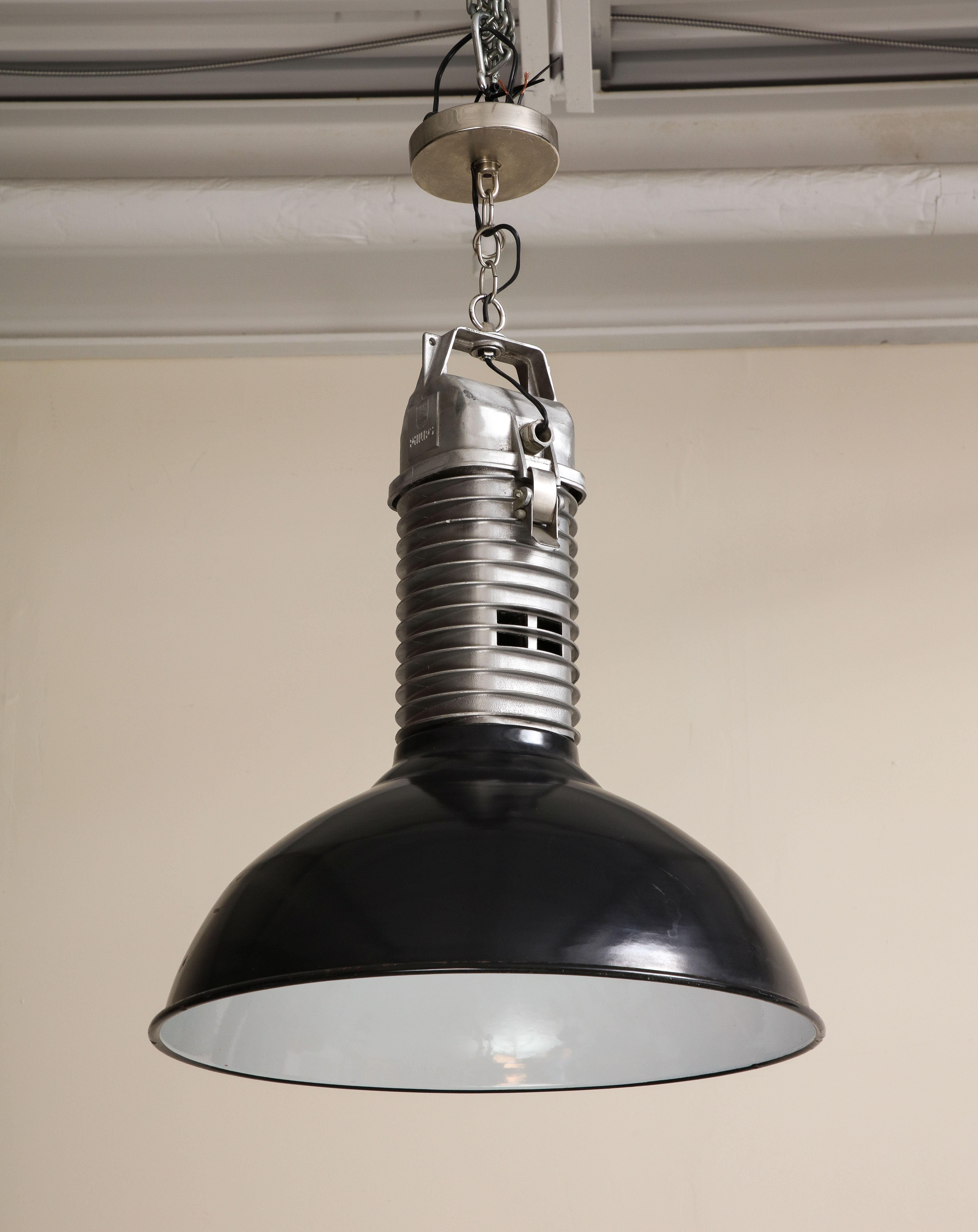 Plafoniera in bianco e nero di metà secolo con smalto originale, 1920 ca. in vendita 3