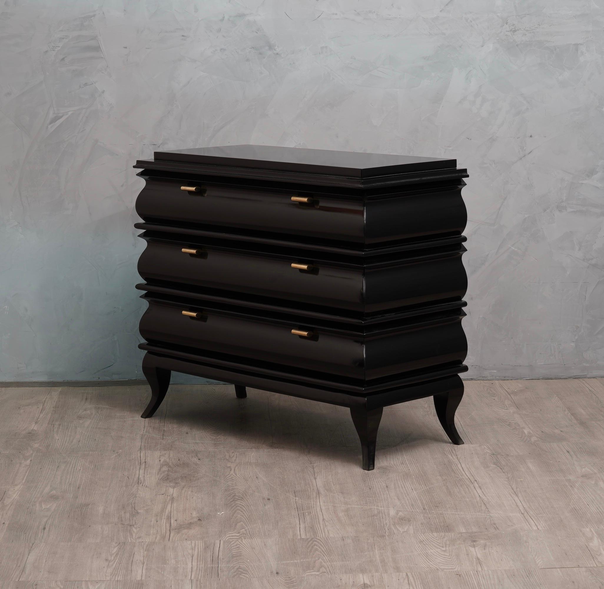 Affected chest of drawers in very fine black lacquer, embellished with a design full of curves, one of a kind.

The chest of drawers is composed of three drawers divided by three moldings, each drawer has a front that presents a particular