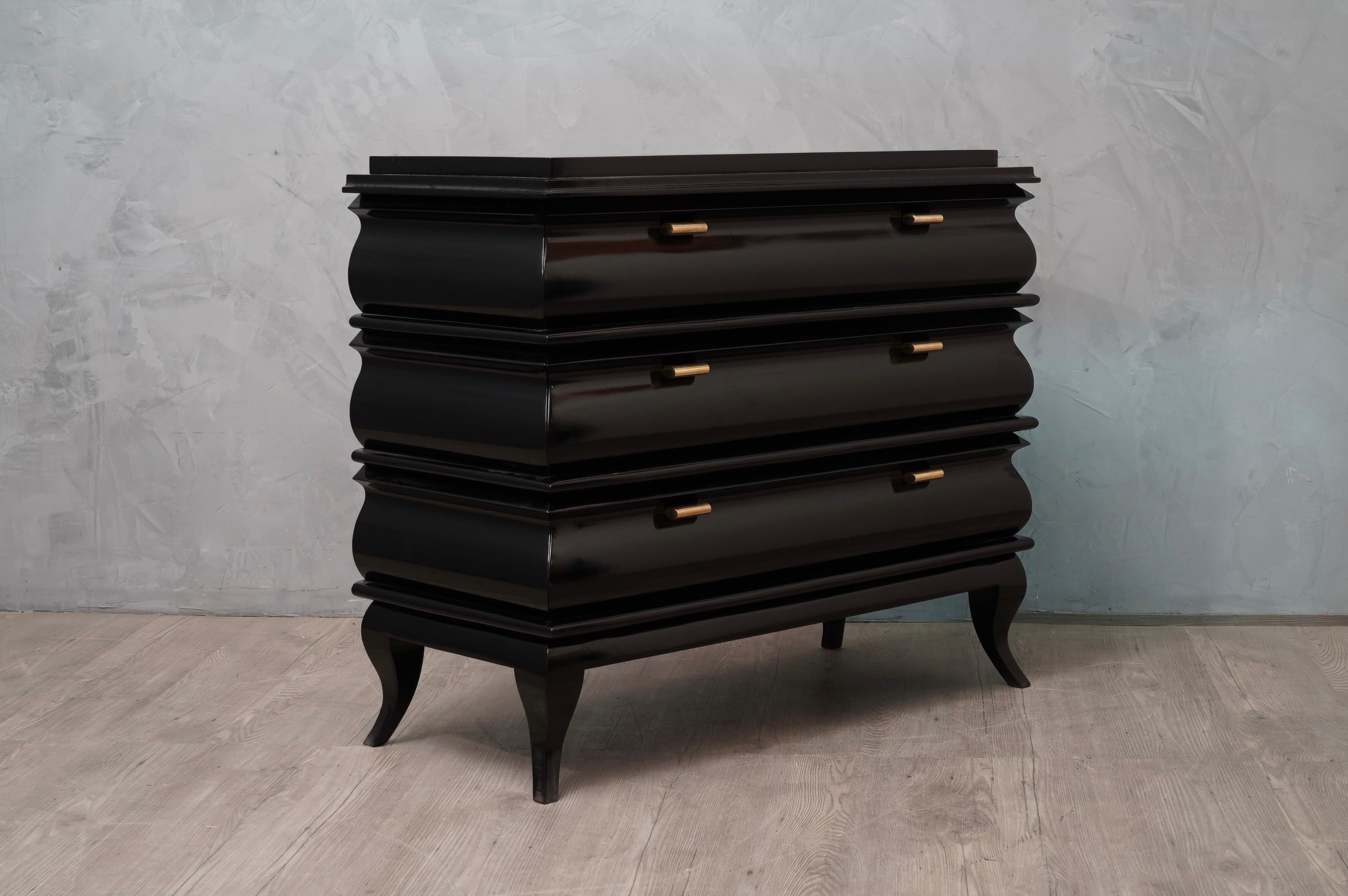 Affected chest of drawers in very fine black lacquer, embellished with a design full of curves, one of a kind.

The chest of drawers is composed of three drawers divided by three moldings, each drawer has a front that presents a particular