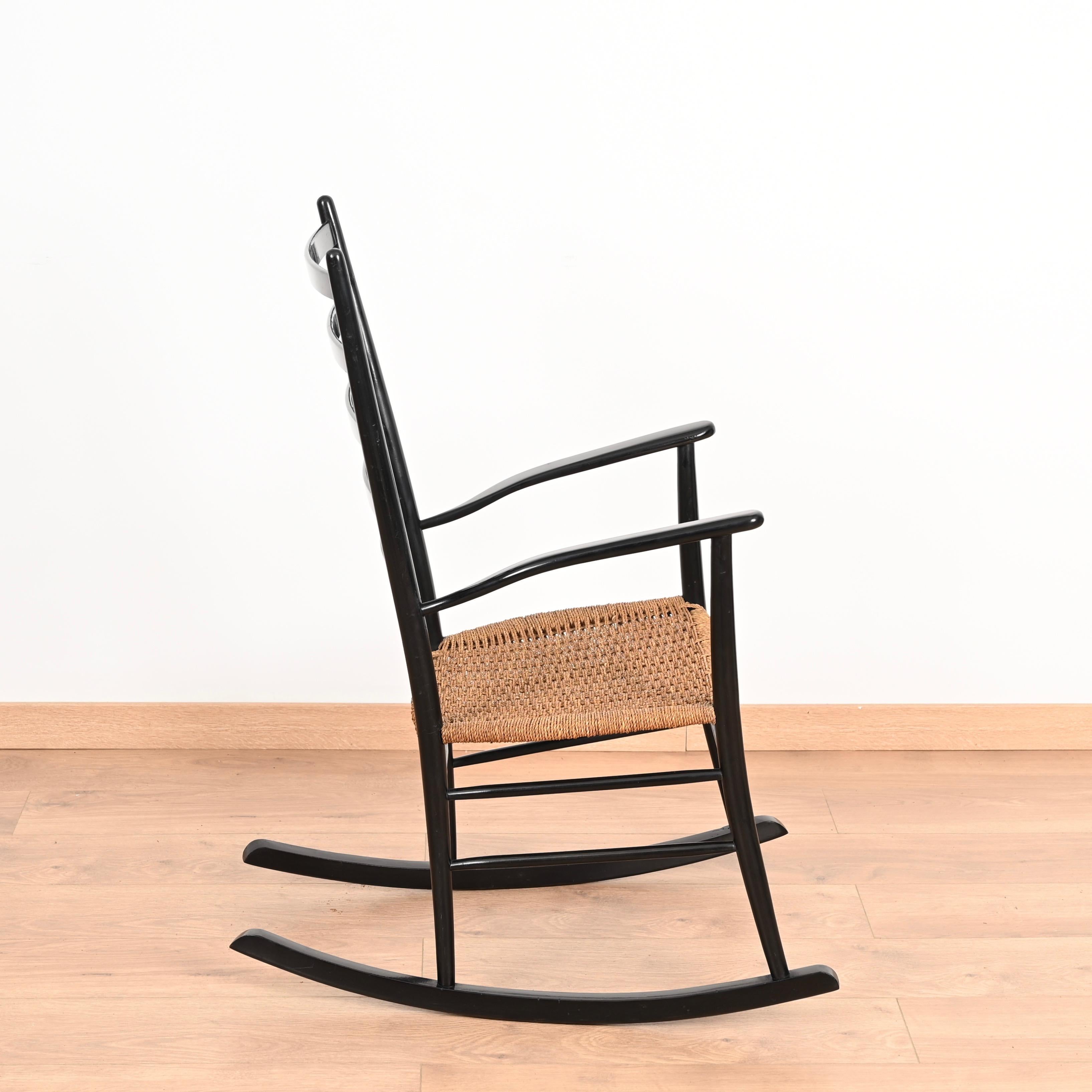 Midcentury Black Wood Chiavari Rocking Chair with Rope Seat, Italy 1950s In Good Condition For Sale In Roma, IT