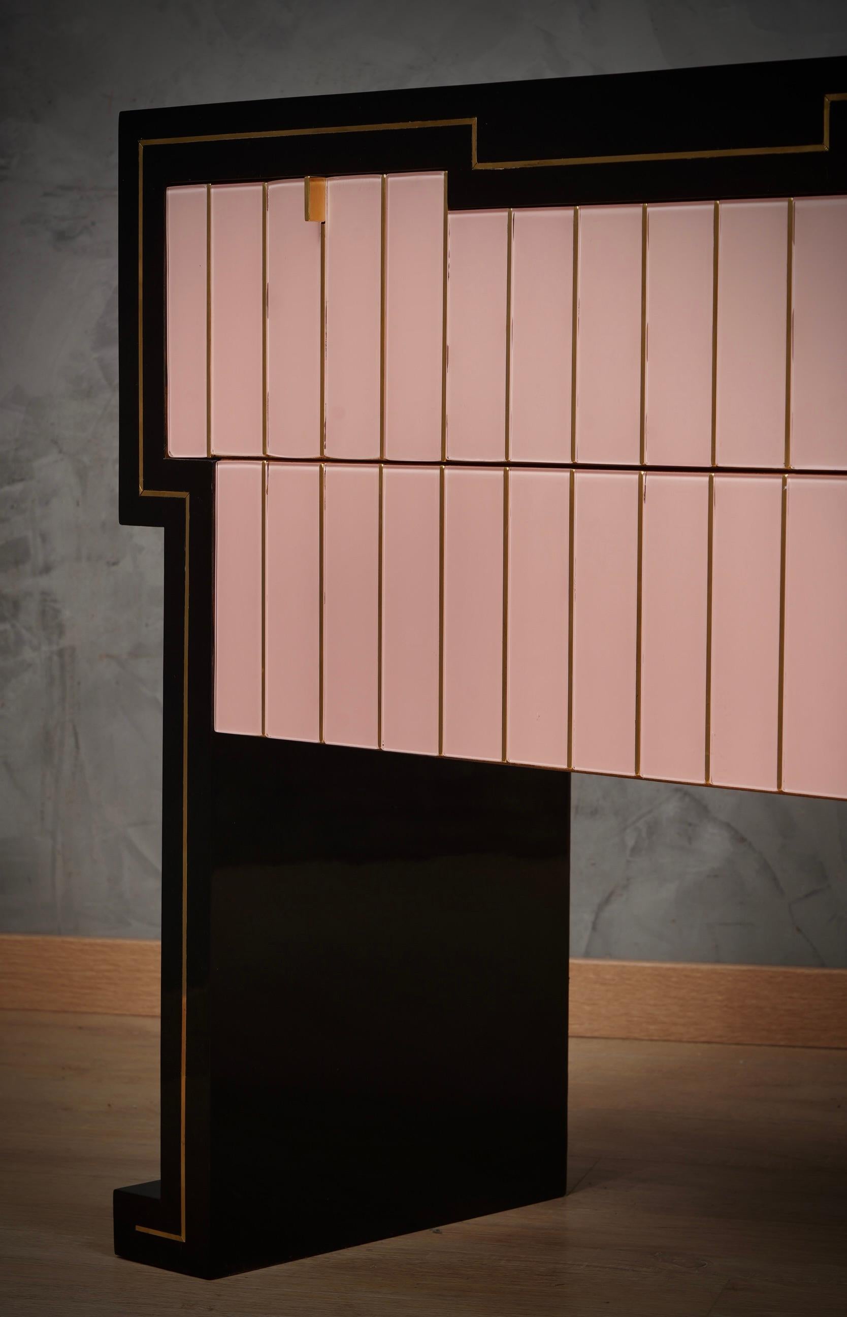 Kommode und Schubladenkommode aus schwarzem Holz, rosa Glas und Messing, Mid-Century, 1980 (Ende des 20. Jahrhunderts) im Angebot