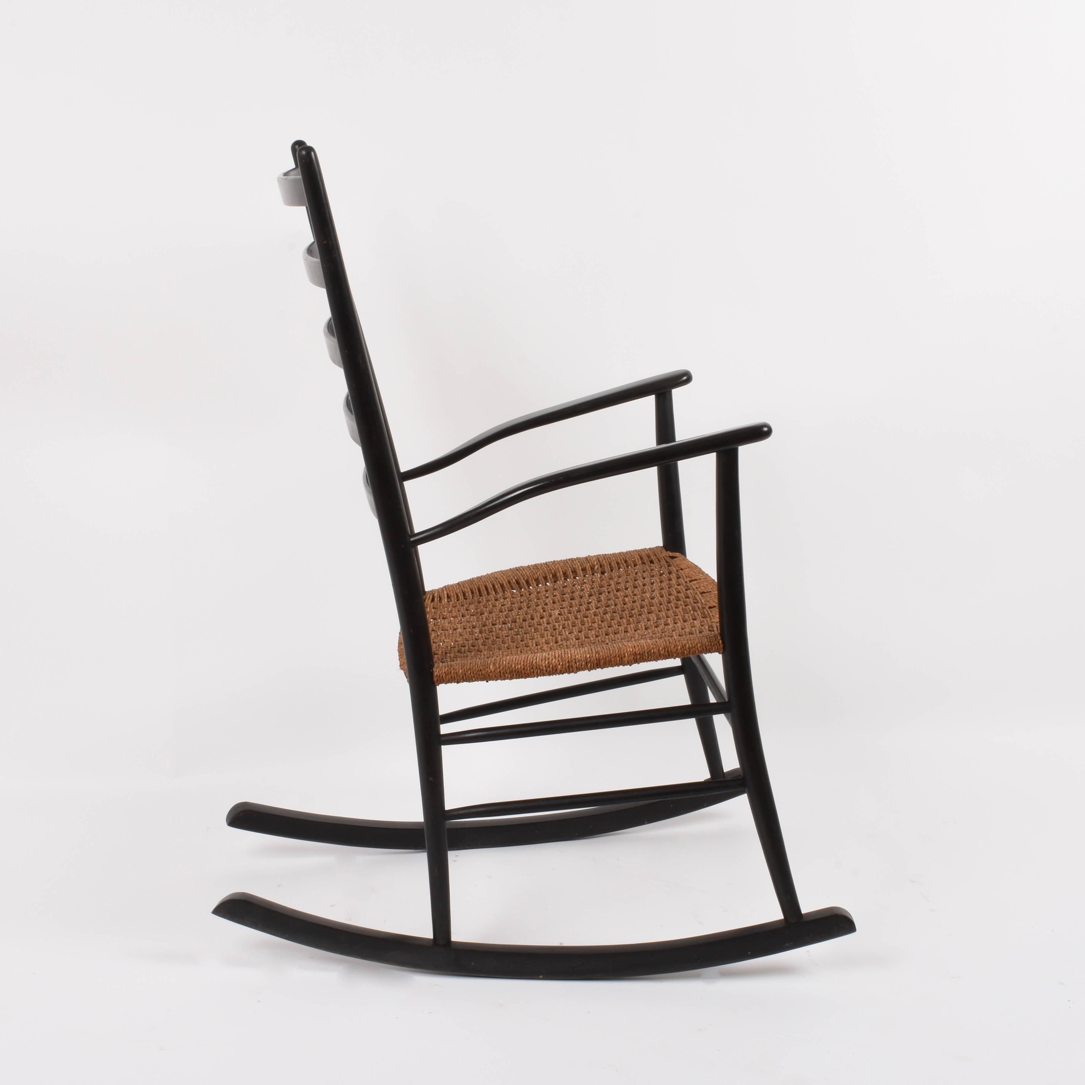 Midcentury Black Wood Vintage Scandinavian Rocking Chair with Rope Seat, 1950s In Good Condition For Sale In Roma, IT