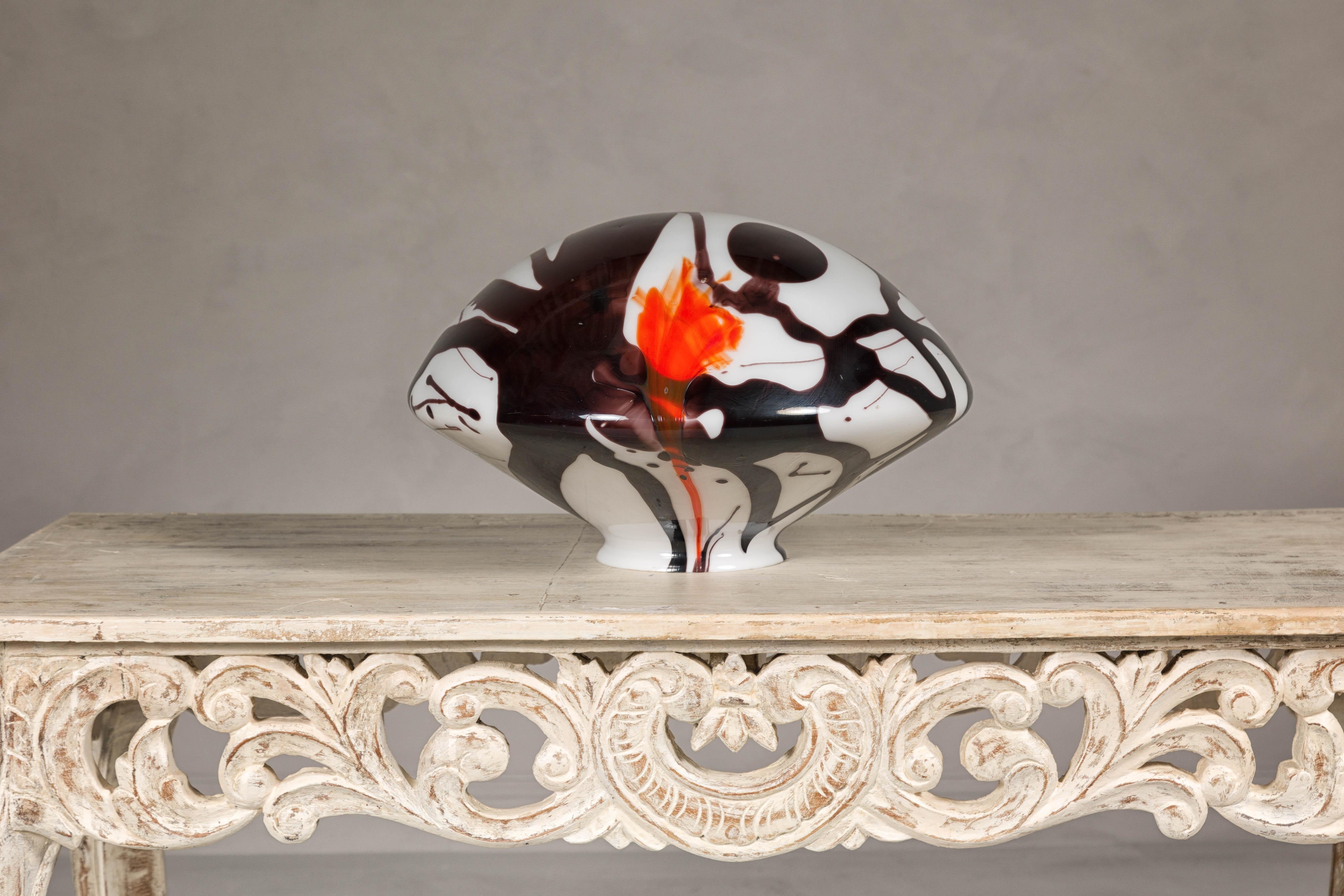 Dome aus geblasenem Glas aus der Jahrhundertmitte mit abstraktem Dekor in Weiß, Schwarz und Orange im Zustand „Gut“ im Angebot in Yonkers, NY