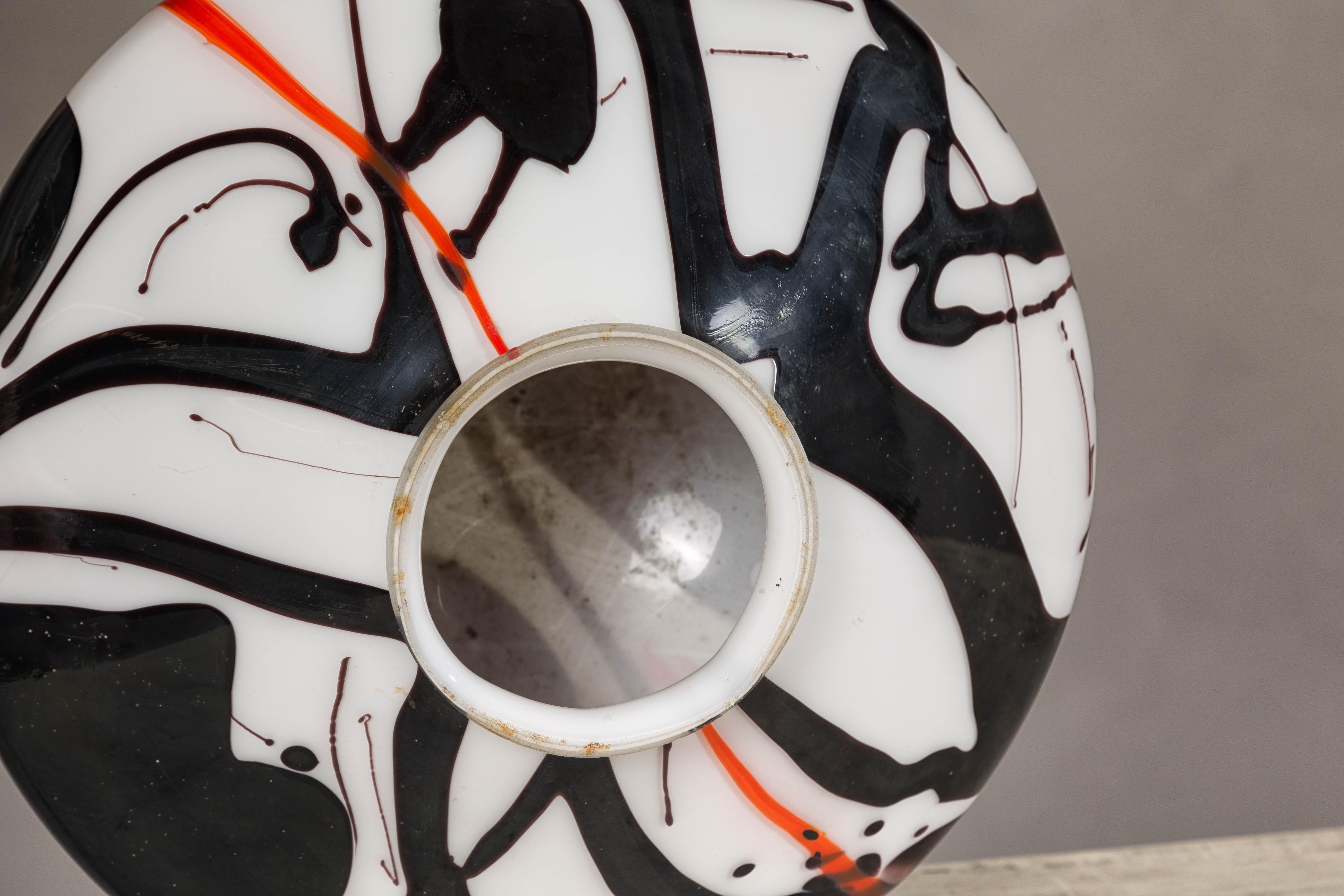 Dome aus geblasenem Glas aus der Jahrhundertmitte mit abstraktem Dekor in Weiß, Schwarz und Orange im Angebot 4
