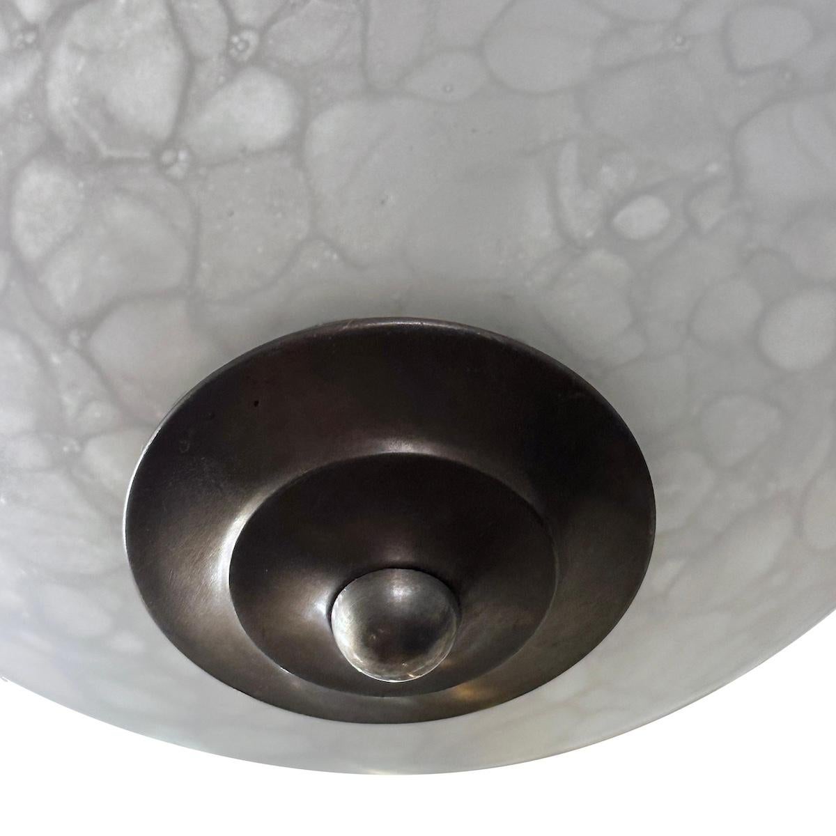 Eine italienische Laterne aus geblasenem Kunstglas mit Bronzebeschlägen, circa 1960.

Abmessungen:
Tropfen: 18