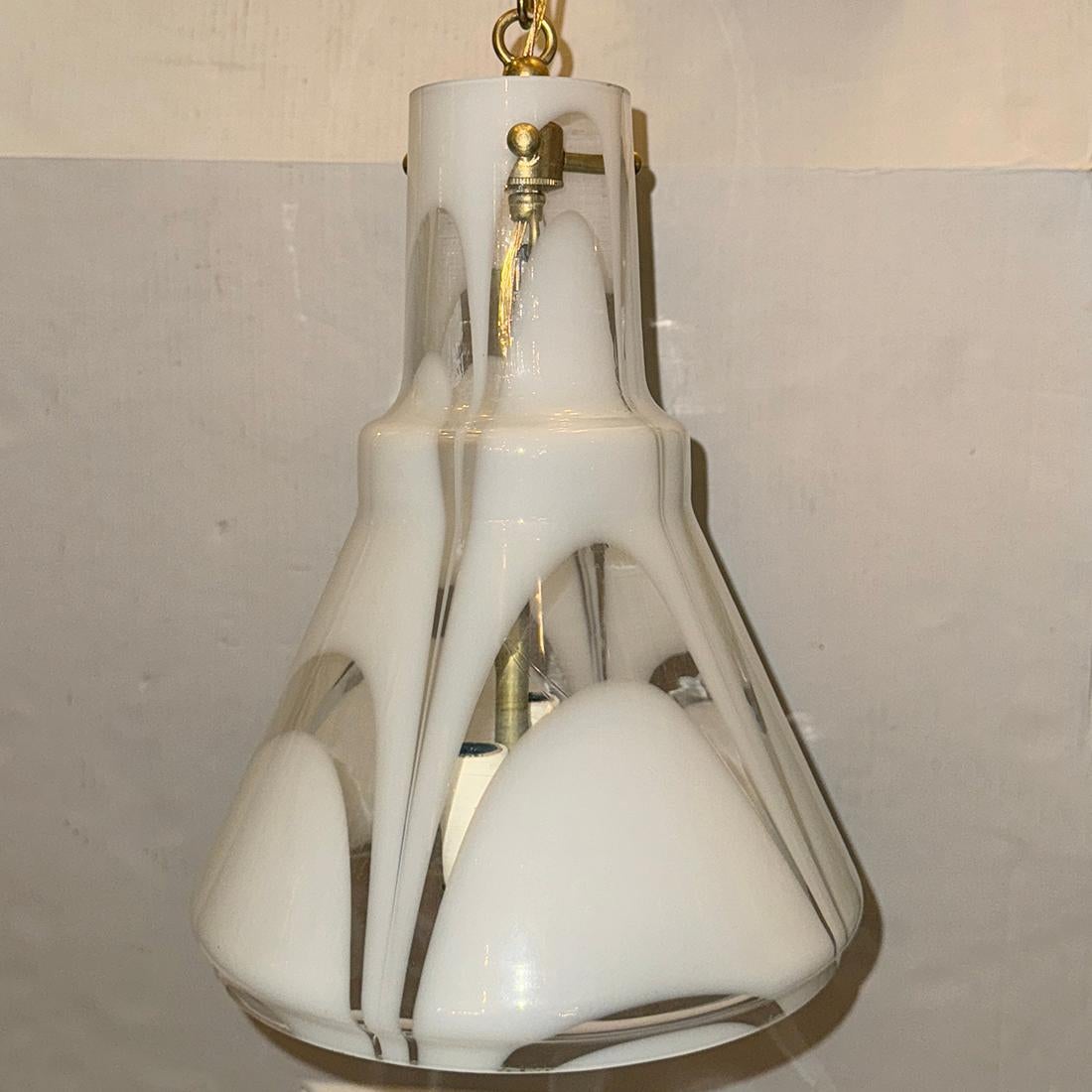 Lámpara italiana de cristal soplado blanco y transparente de la década de 1950, con 3 luces interiores.

Medidas:
Altura del cuerpo: 15
Altura actual: 20
Diámetro: 9,75