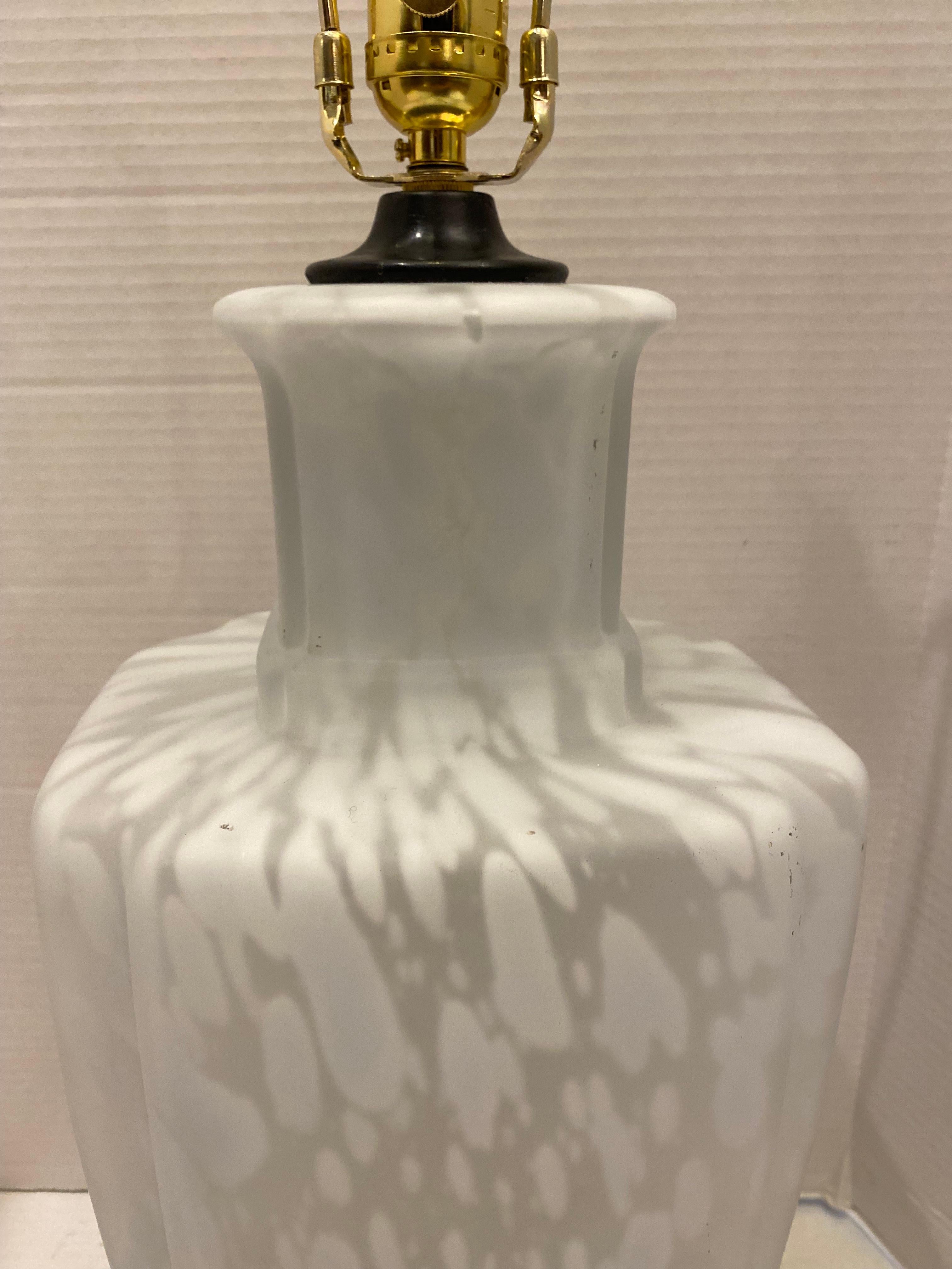 Lampe de table italienne en verre datant des années 1960.

Mesures :
Hauteur du corps : 18
