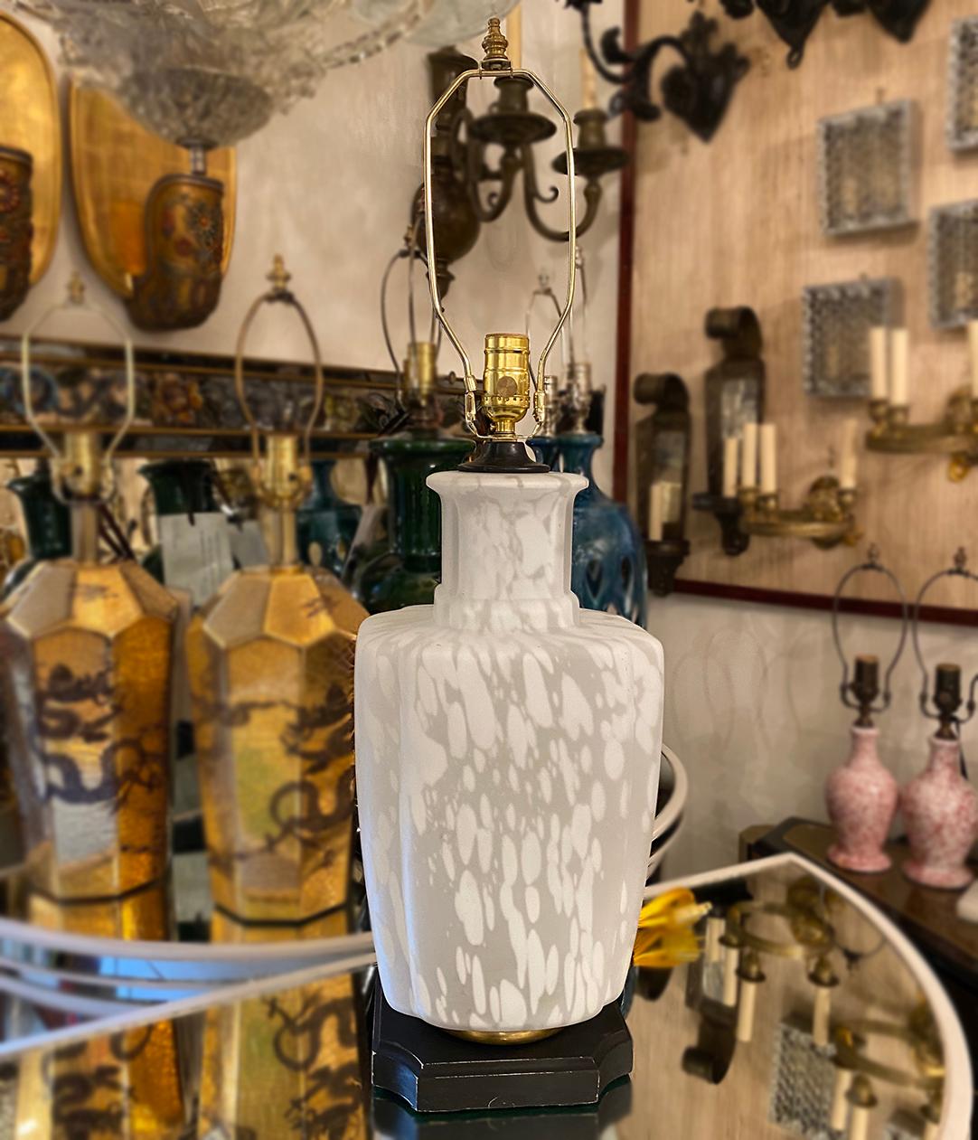 Verre brun Lampe de table en verre soufflé en vente