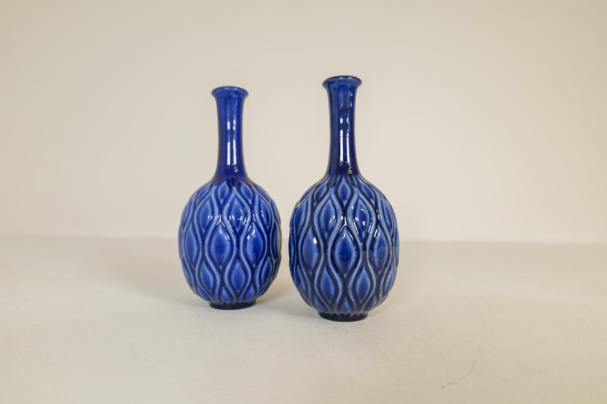 Jarrones de pavo real azul y rojo de mediados de siglo Sven Erik Skawonius Upsala Ekeby, Años 50 en venta 3